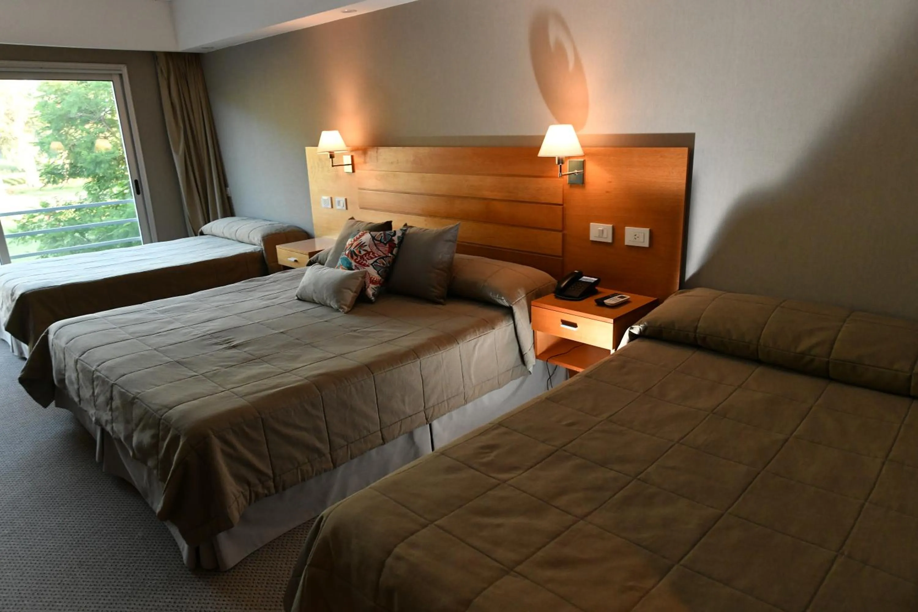 Photo of the whole room, Bed in Howard Johnson San Francisco