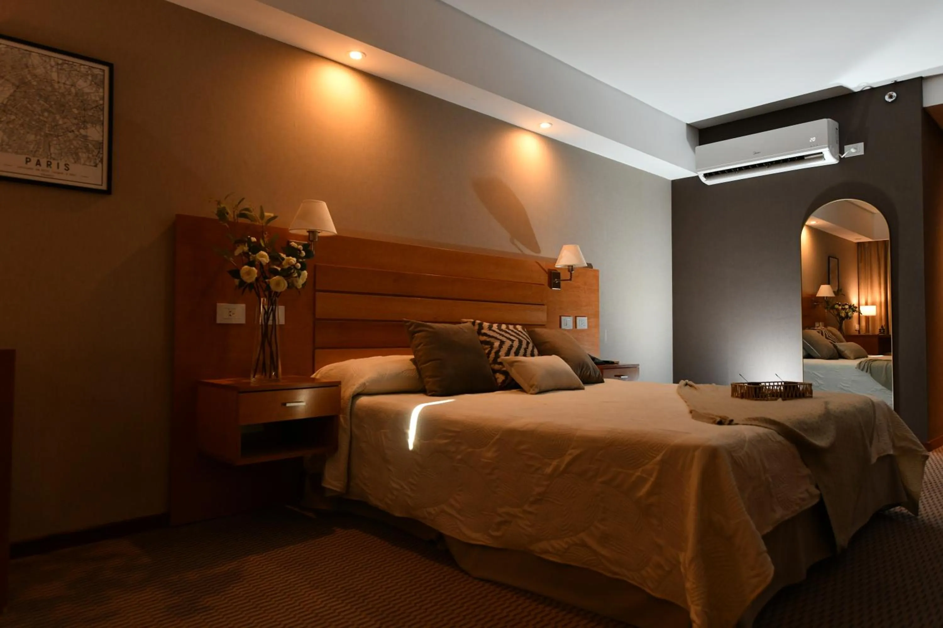 Photo of the whole room, Bed in Howard Johnson San Francisco