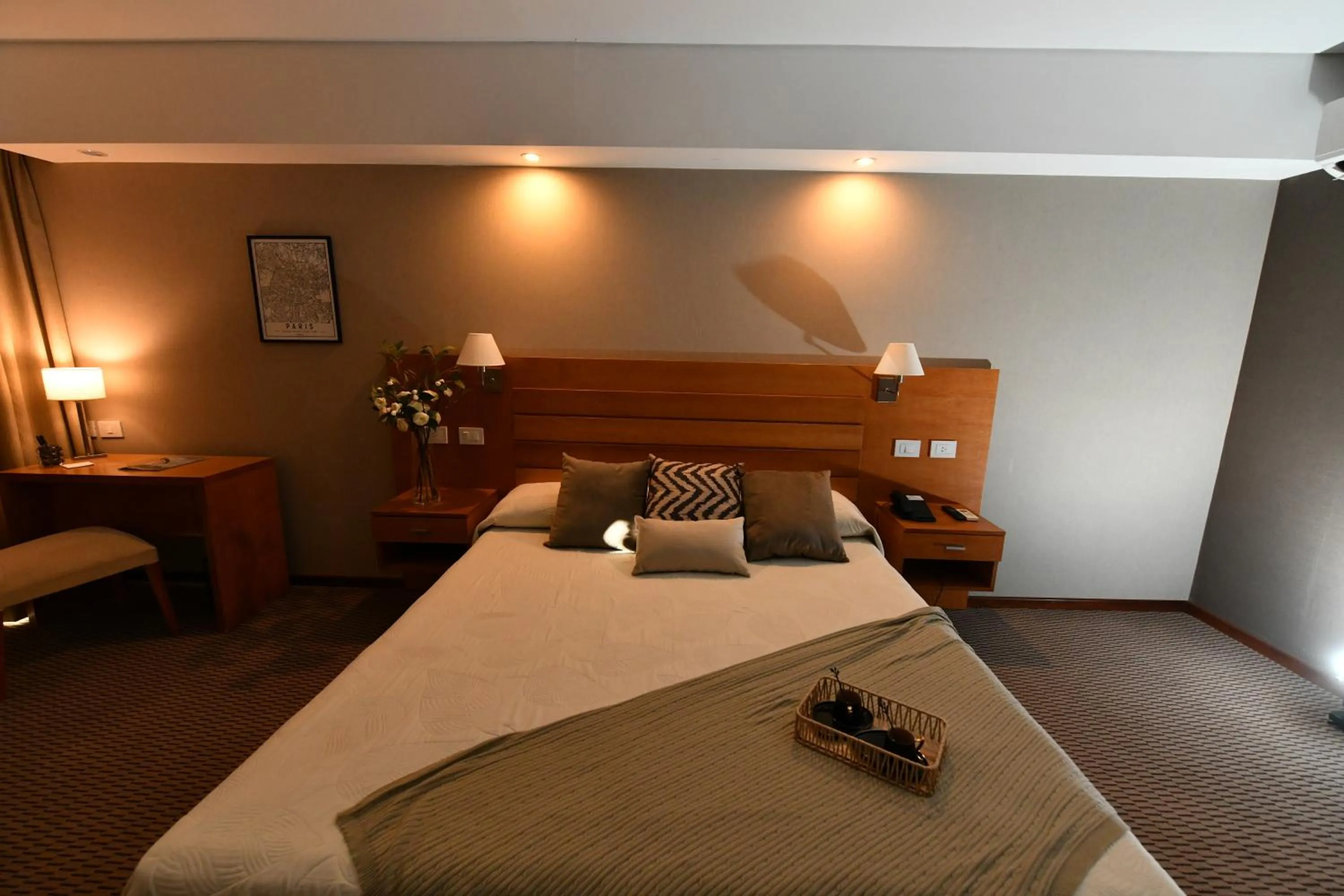 Photo of the whole room, Bed in Howard Johnson San Francisco