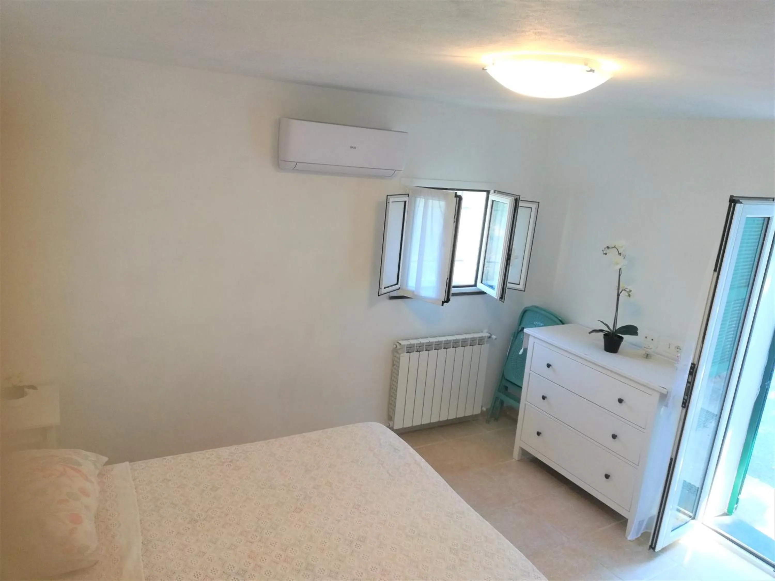 Photo of the whole room, Bed in Lucrae'