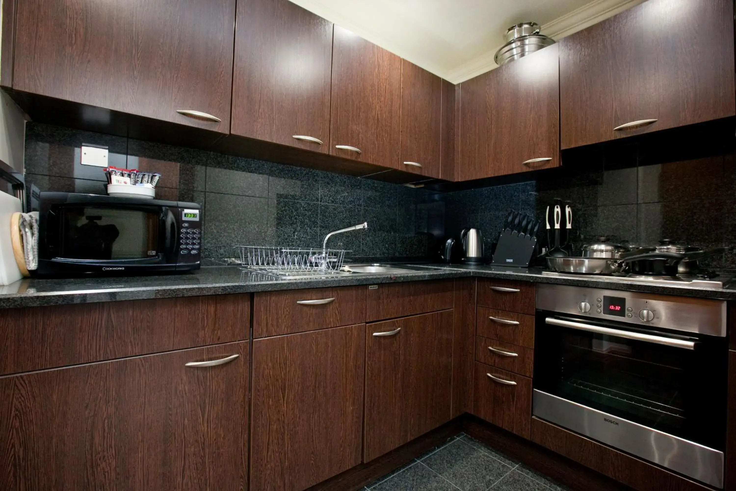 Coffee/tea facilities, Kitchen/Kitchenette in Sanctum International Serviced Apartments