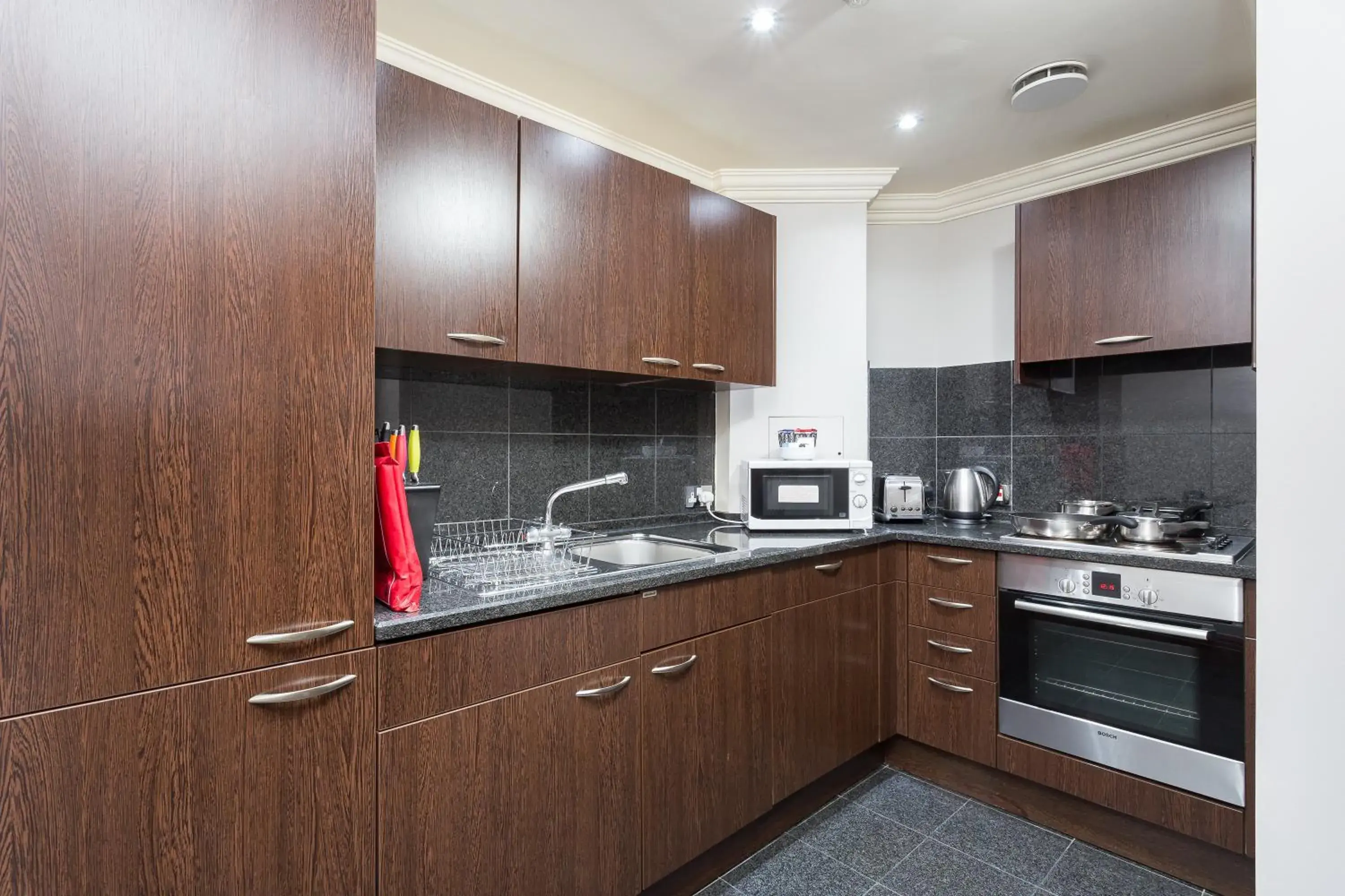 Coffee/tea facilities, Kitchen/Kitchenette in Sanctum International Serviced Apartments