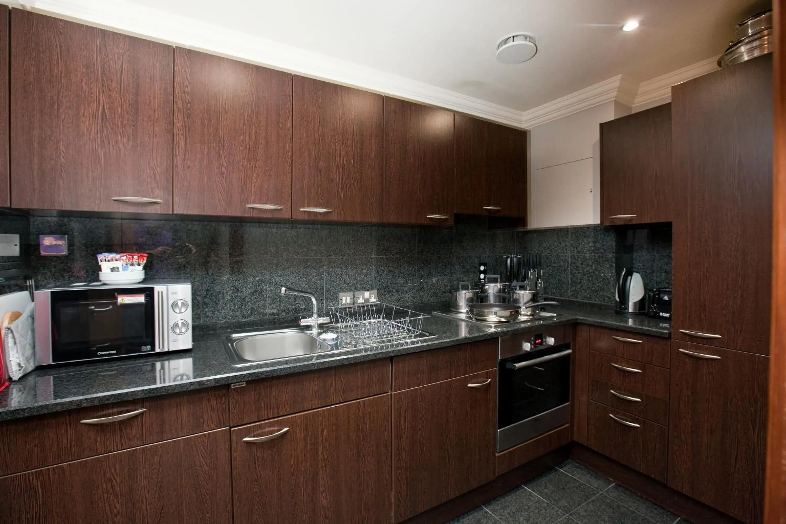 Coffee/tea facilities, Kitchen/Kitchenette in Sanctum International Serviced Apartments