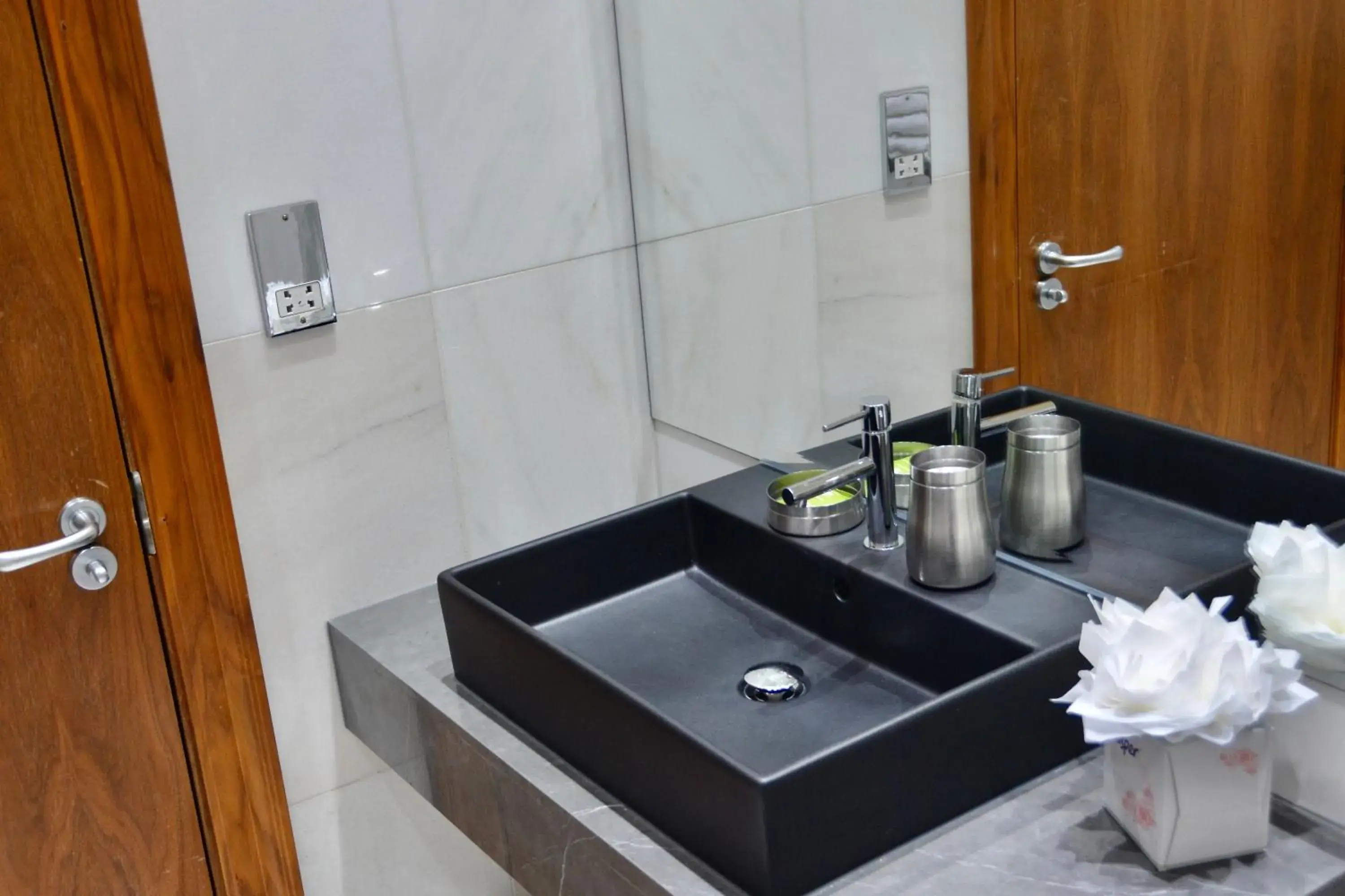 Bathroom, Kitchen/Kitchenette in Sanctum International Serviced Apartments