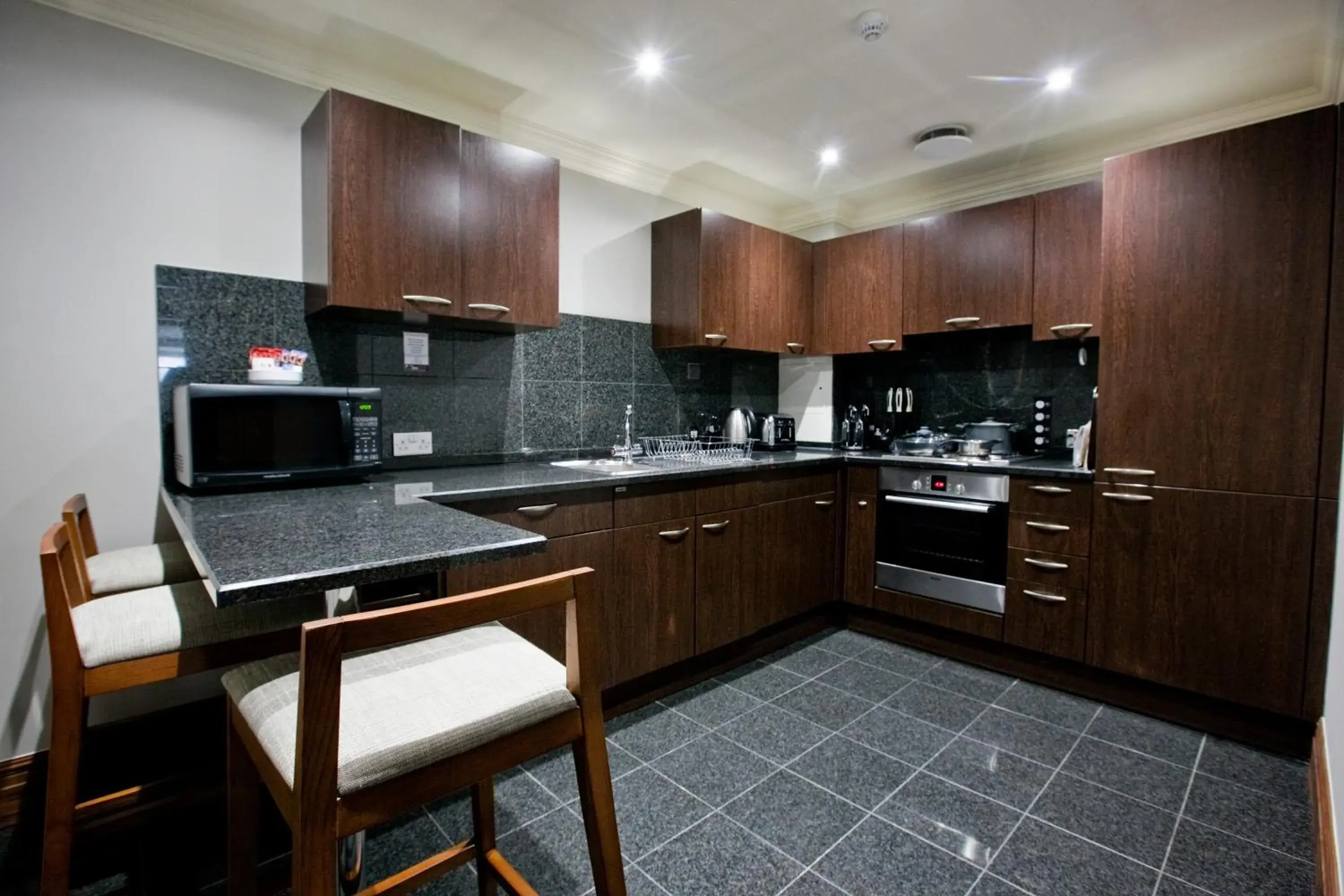 Coffee/tea facilities, Kitchen/Kitchenette in Sanctum International Serviced Apartments