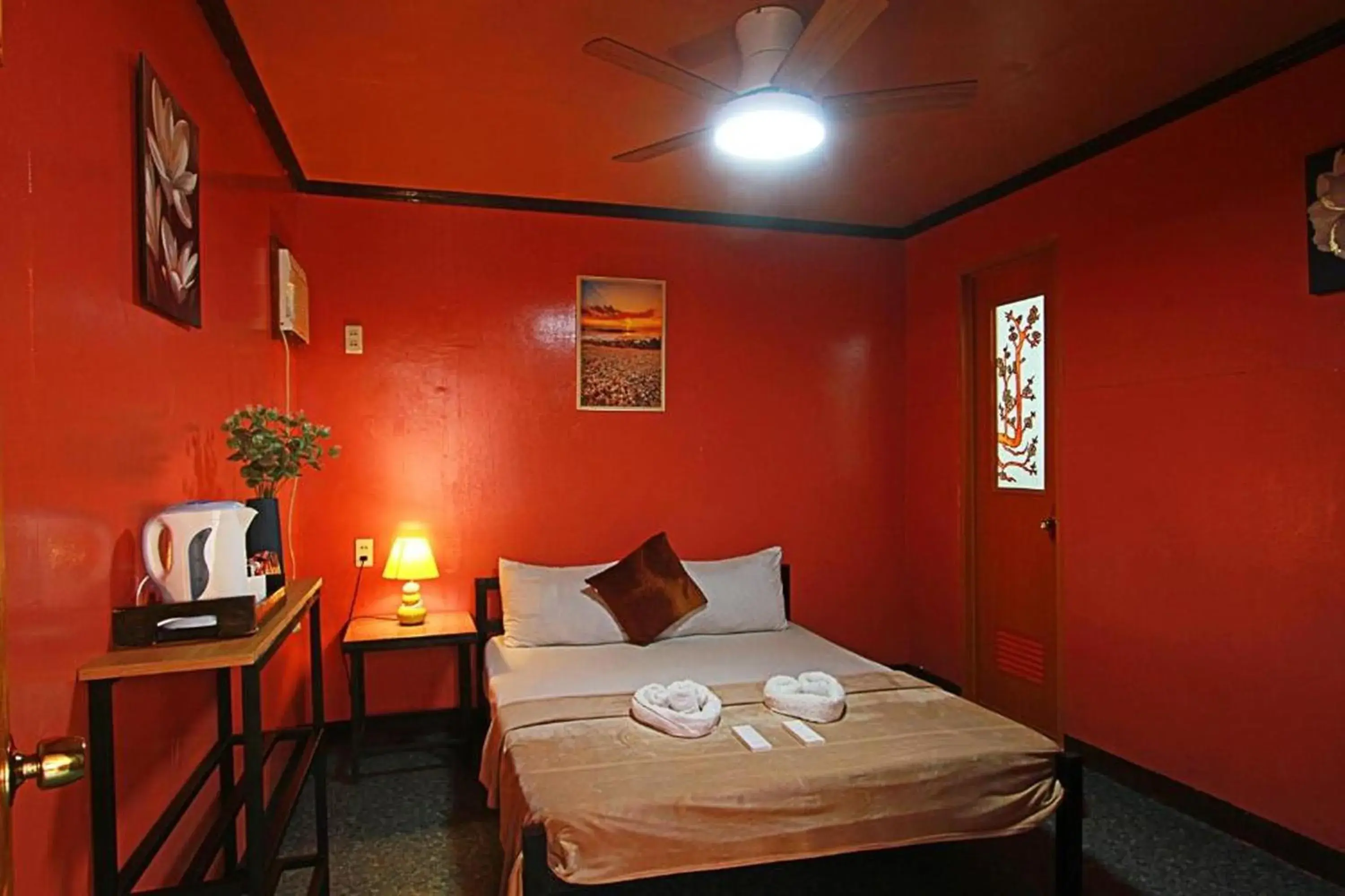 Double Room with Private Bathroom in ADRIANA's PLACE TROPICAL GUESTHOUSE Double Room with Private Bathroom in ADRIANA's PLACE TROPICAL GUESTHOUSE