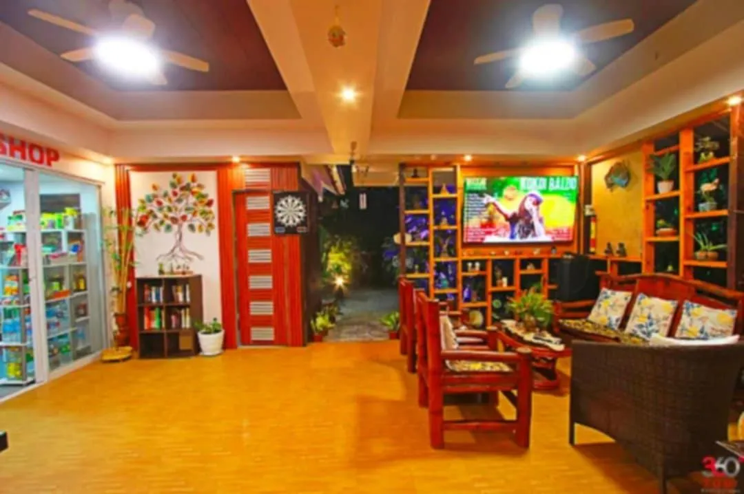 Communal lounge/ TV room in Adriana's Place Tropical Guesthouse