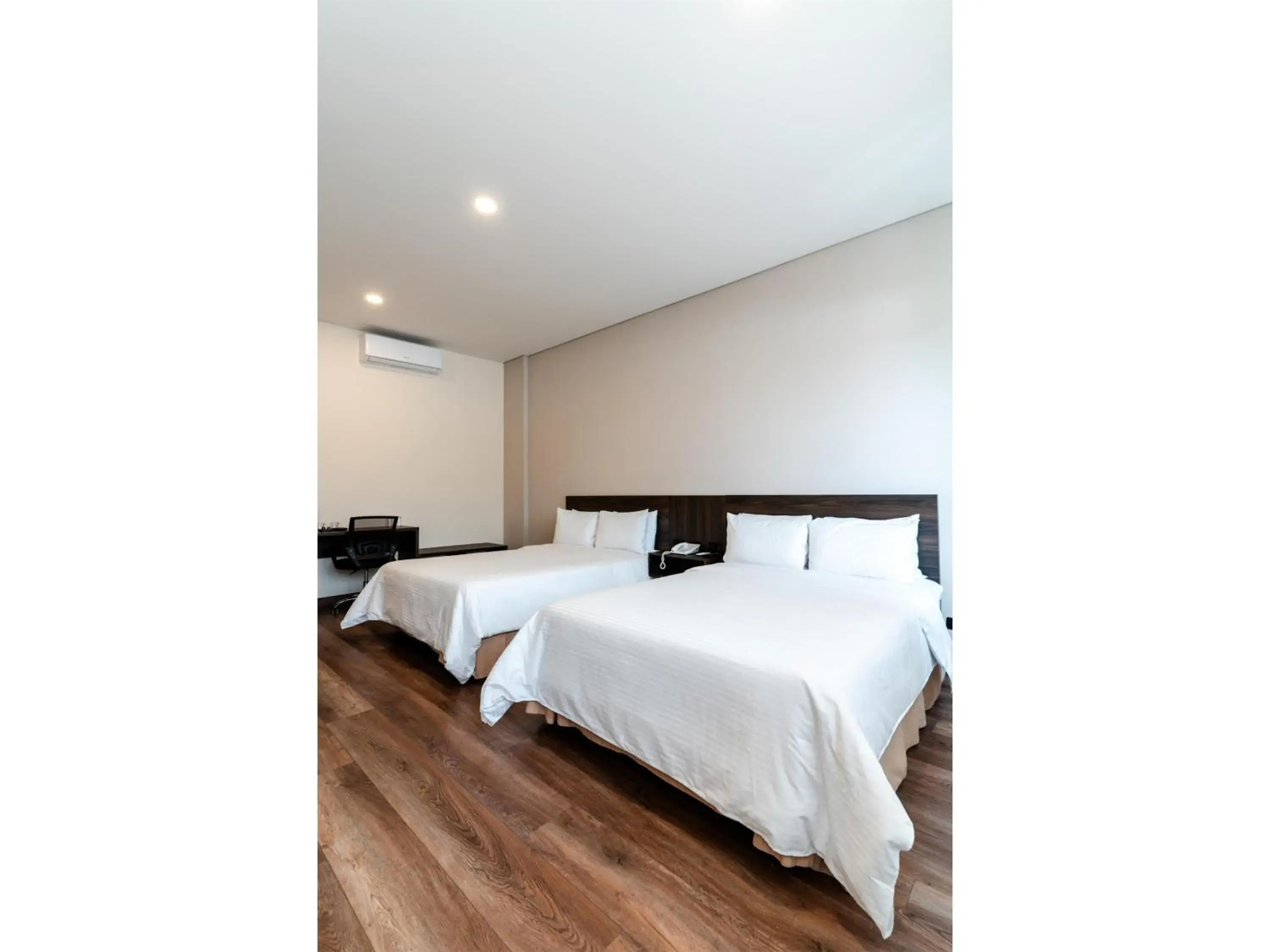 Bedroom, Bed in Best Western Plus Hotel San Diego Bedroom, Bed in Best Western Plus Hotel San Diego