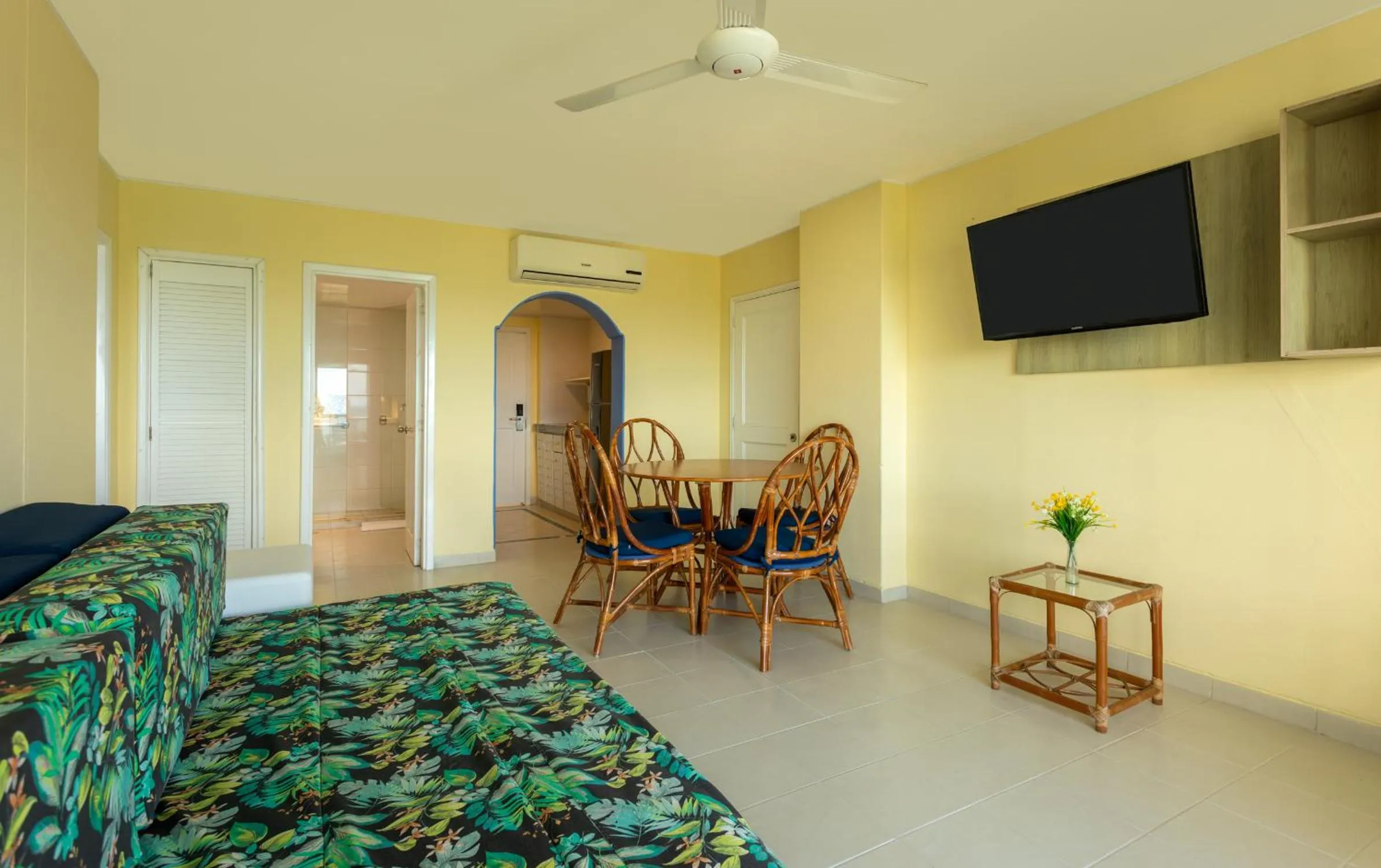 Communal lounge/ TV room, Bed in GHL Relax Hotel Costa Azul