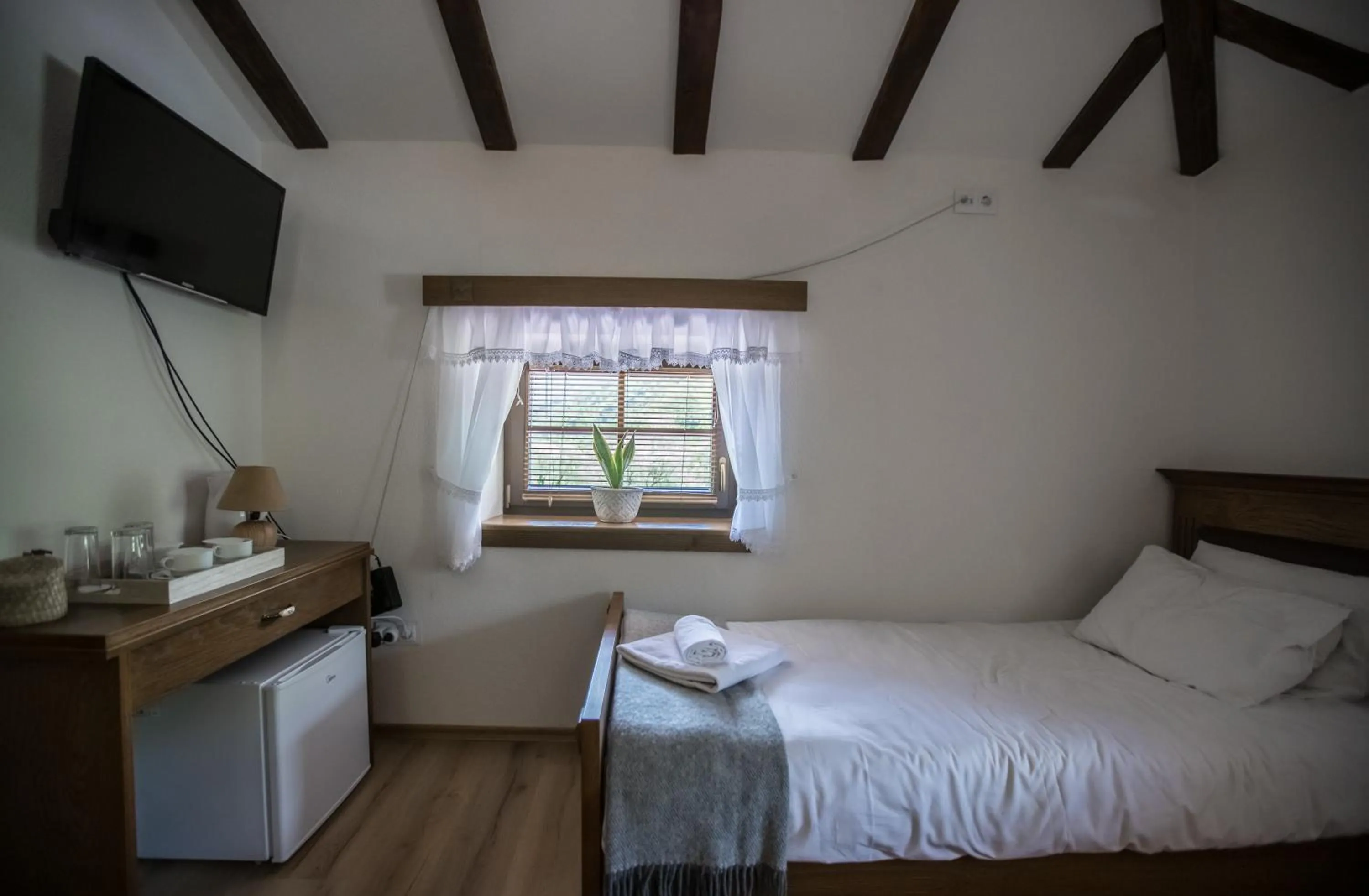 Photo of the whole room, Bed in The House of the Miyaks