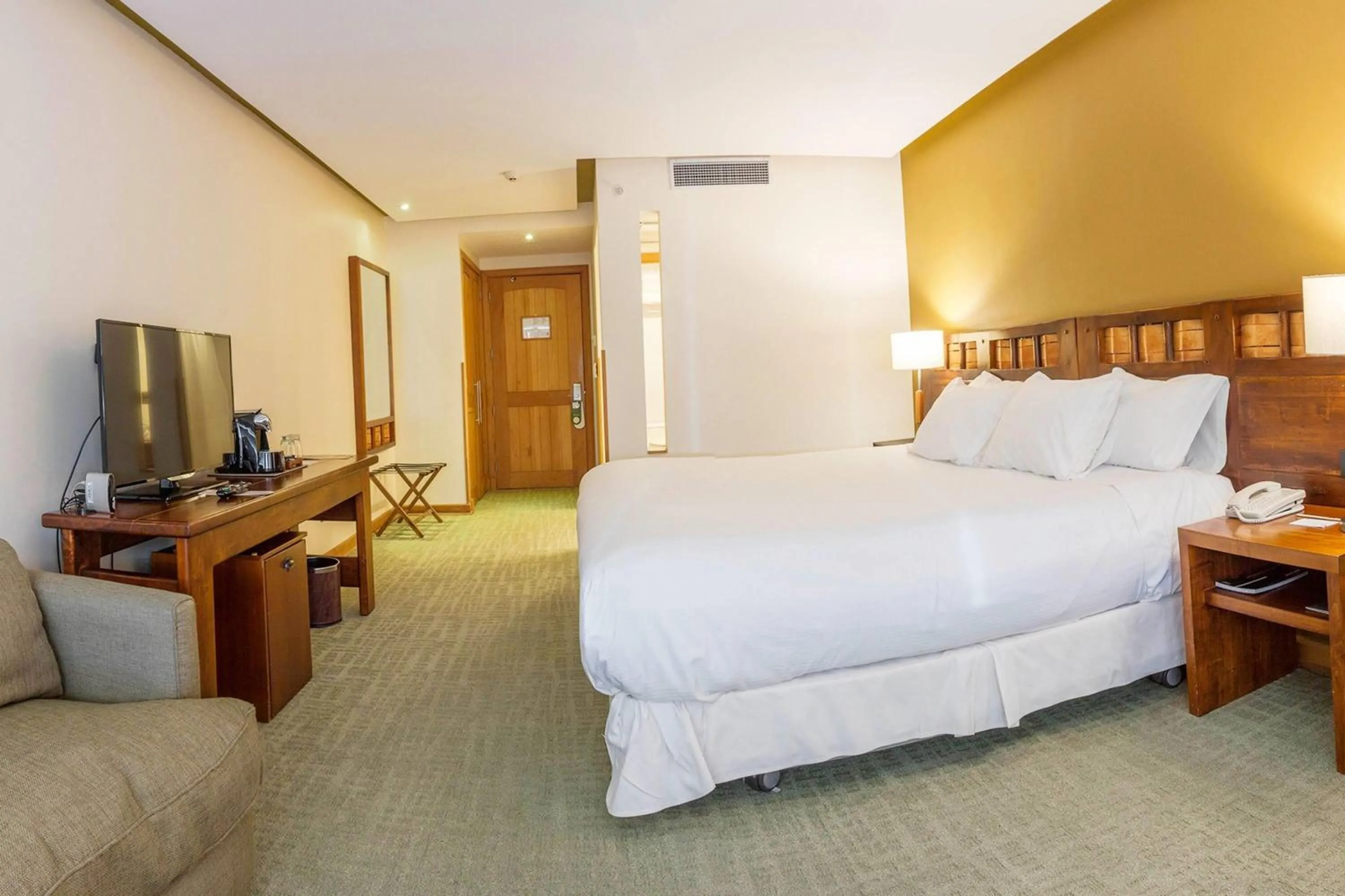 Photo of the whole room, Bed in Wyndham Puerto Varas Pettra