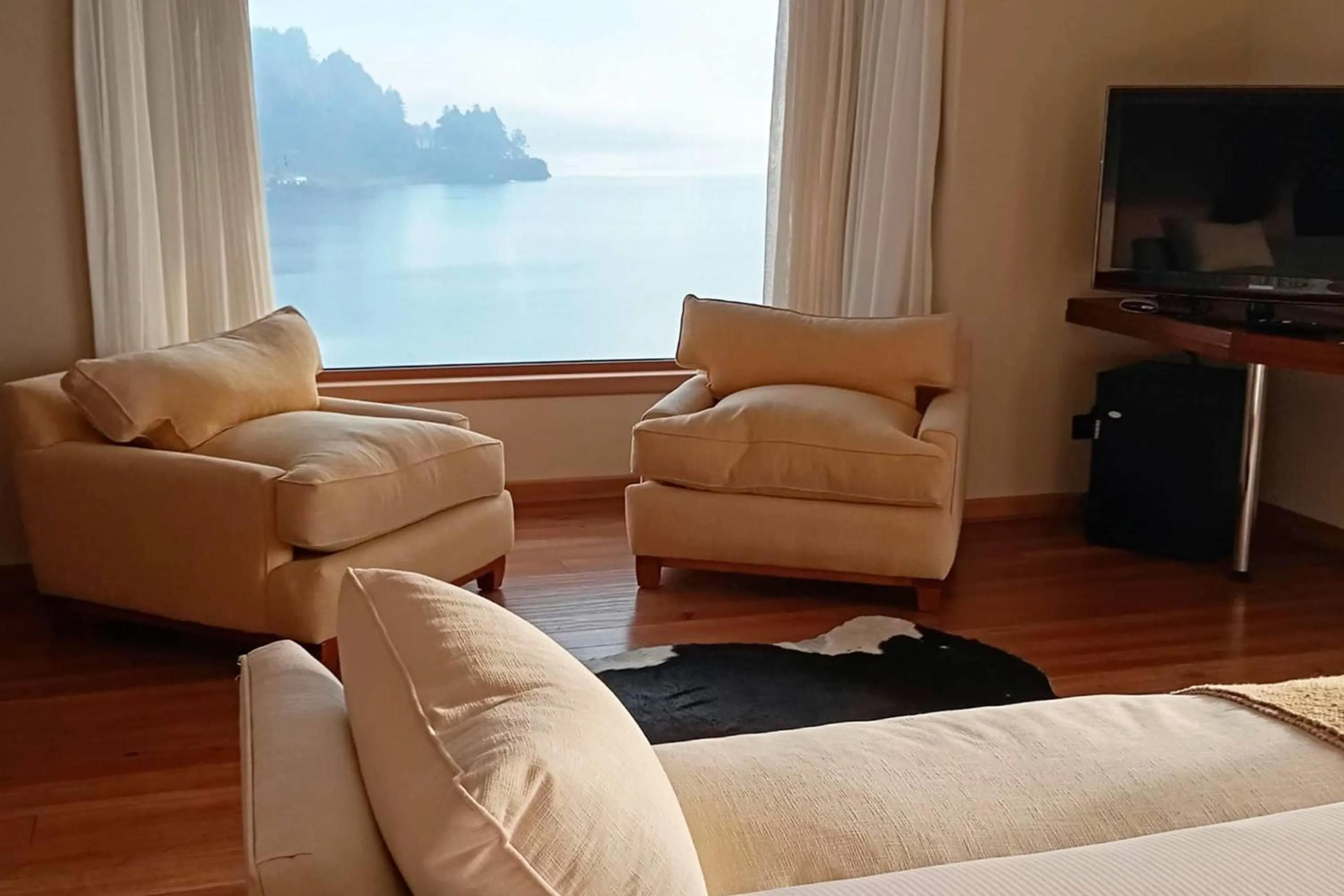 Photo of the whole room in Wyndham Puerto Varas Pettra