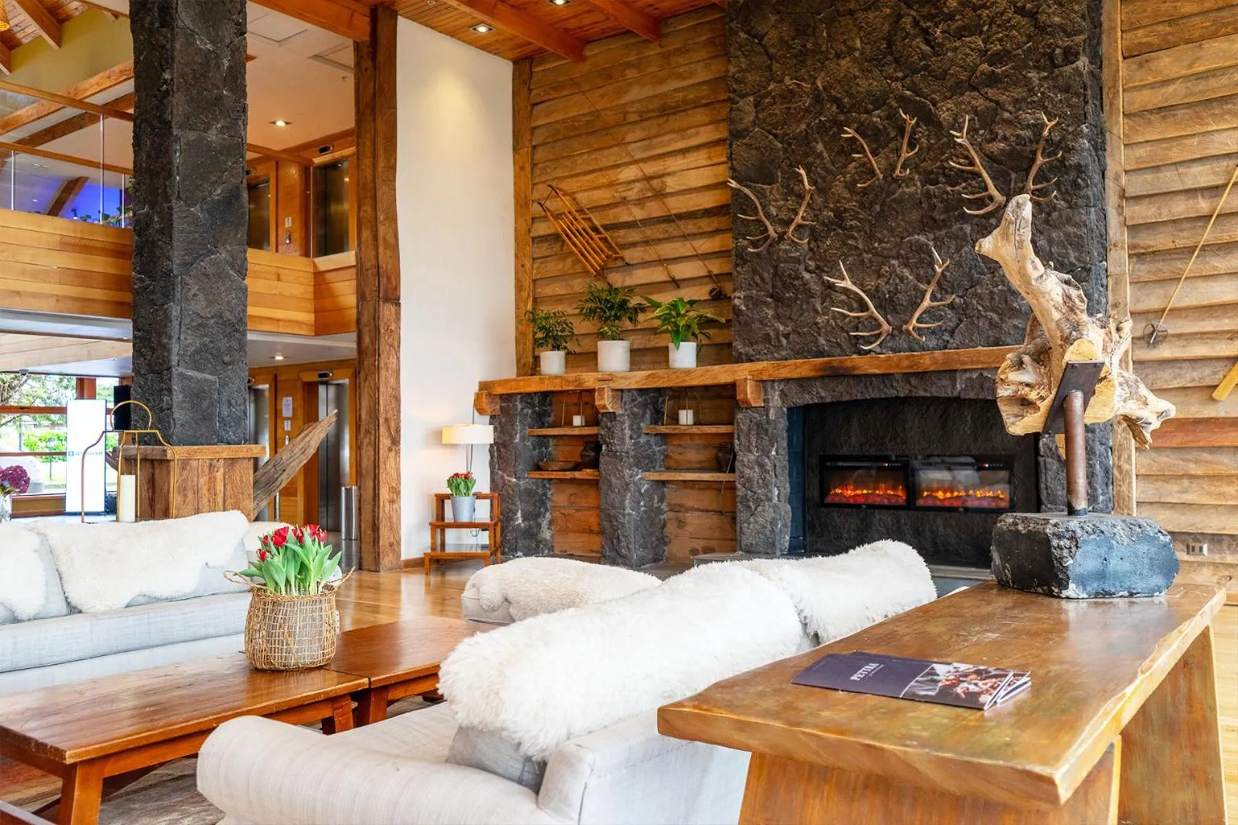 Lobby or reception in Wyndham Puerto Varas Pettra