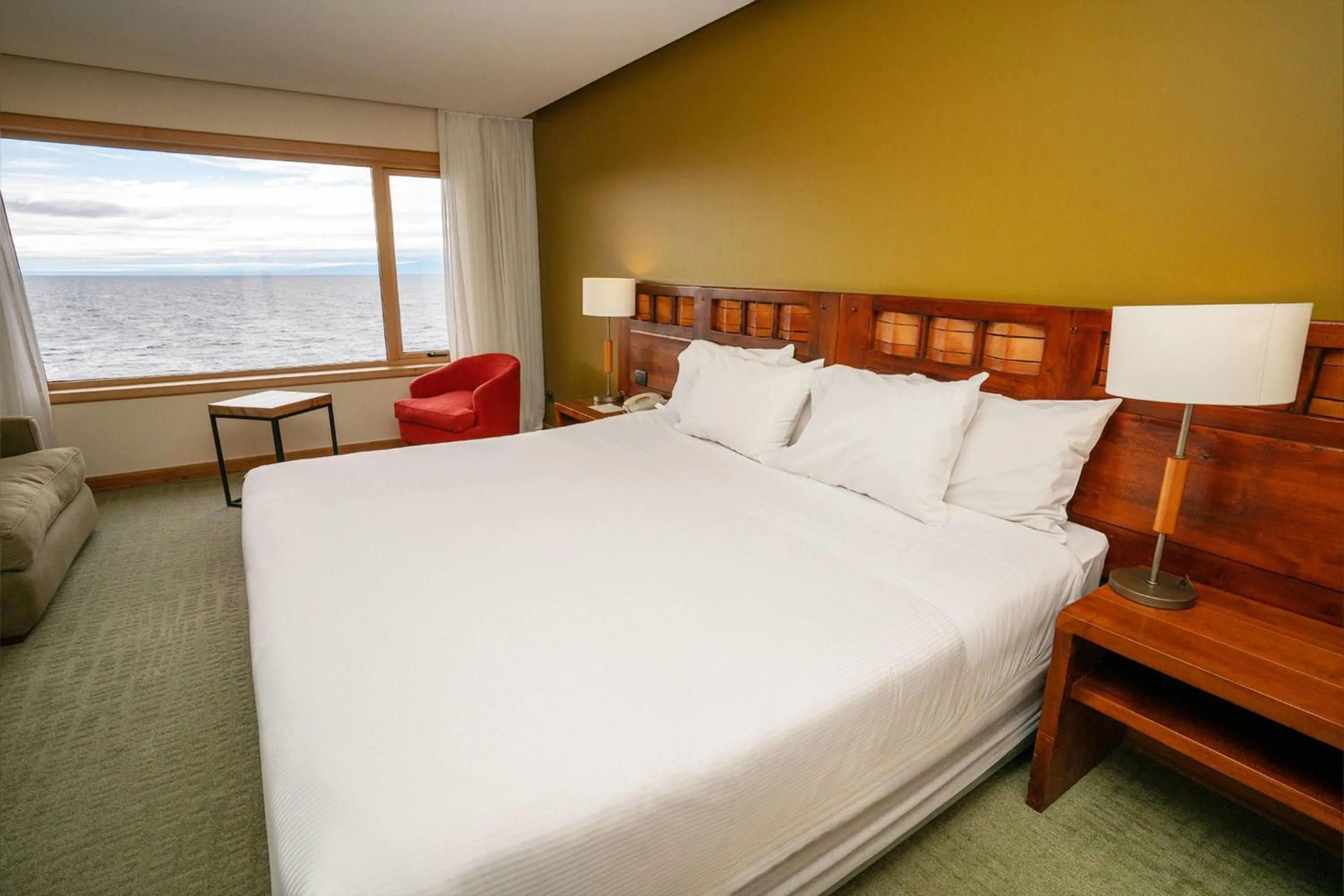 Photo of the whole room, Bed in Wyndham Puerto Varas Pettra