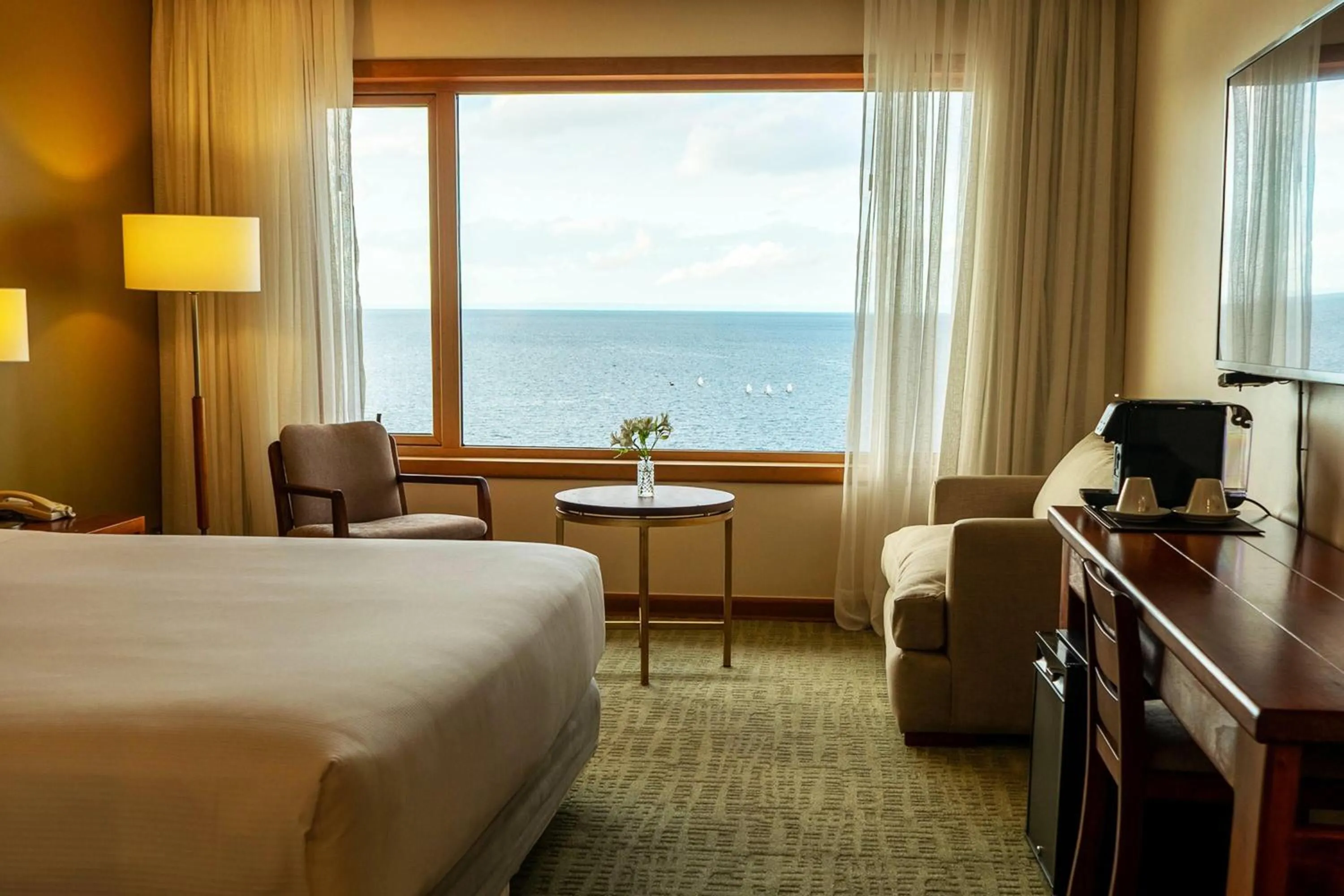 Photo of the whole room, Bed in Wyndham Puerto Varas Pettra