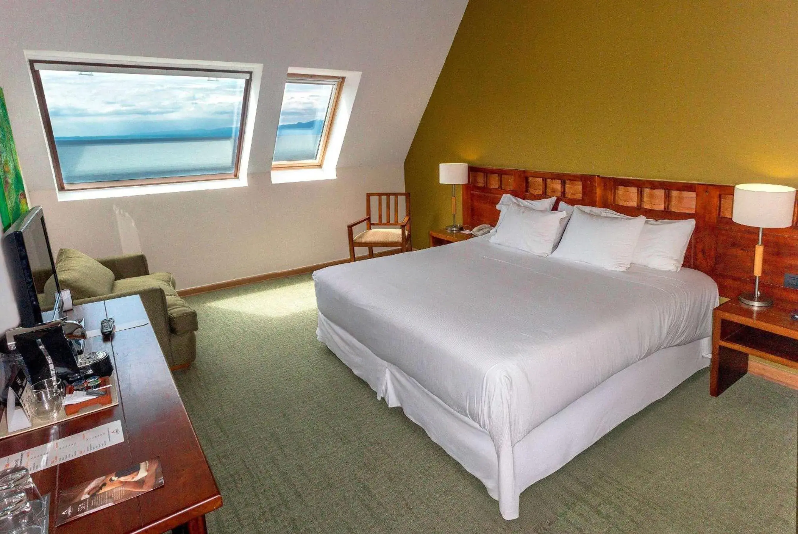 Photo of the whole room, Bed in Wyndham Puerto Varas Pettra Photo of the whole room, Bed in Wyndham Puerto Varas Pettra