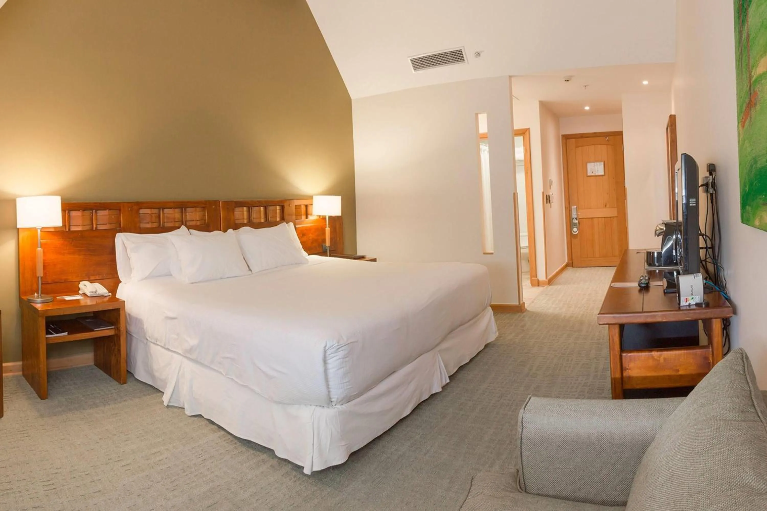 Photo of the whole room, Bed in Wyndham Puerto Varas Pettra