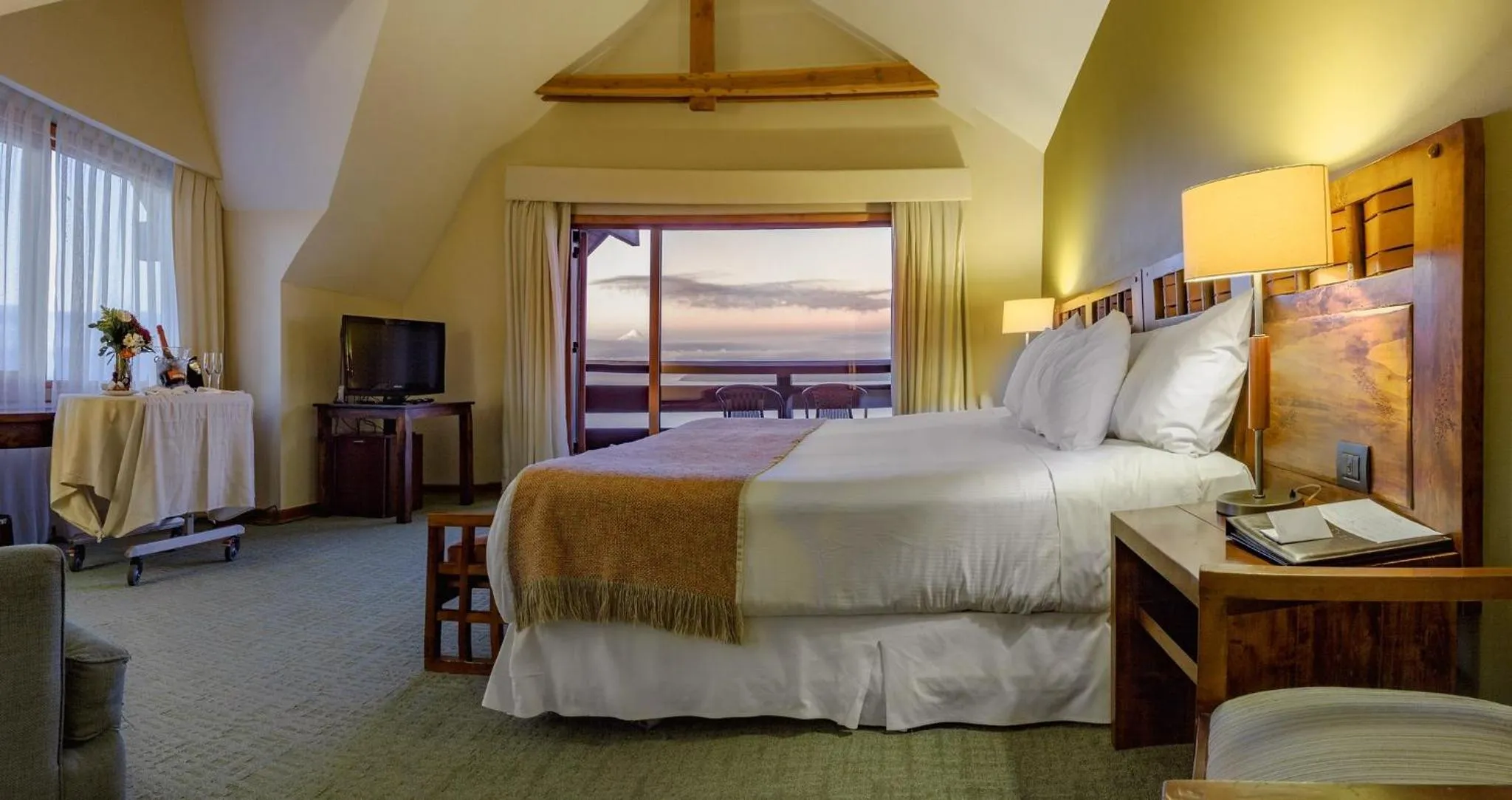 Balcony/Terrace, Bed in Wyndham Puerto Varas Pettra