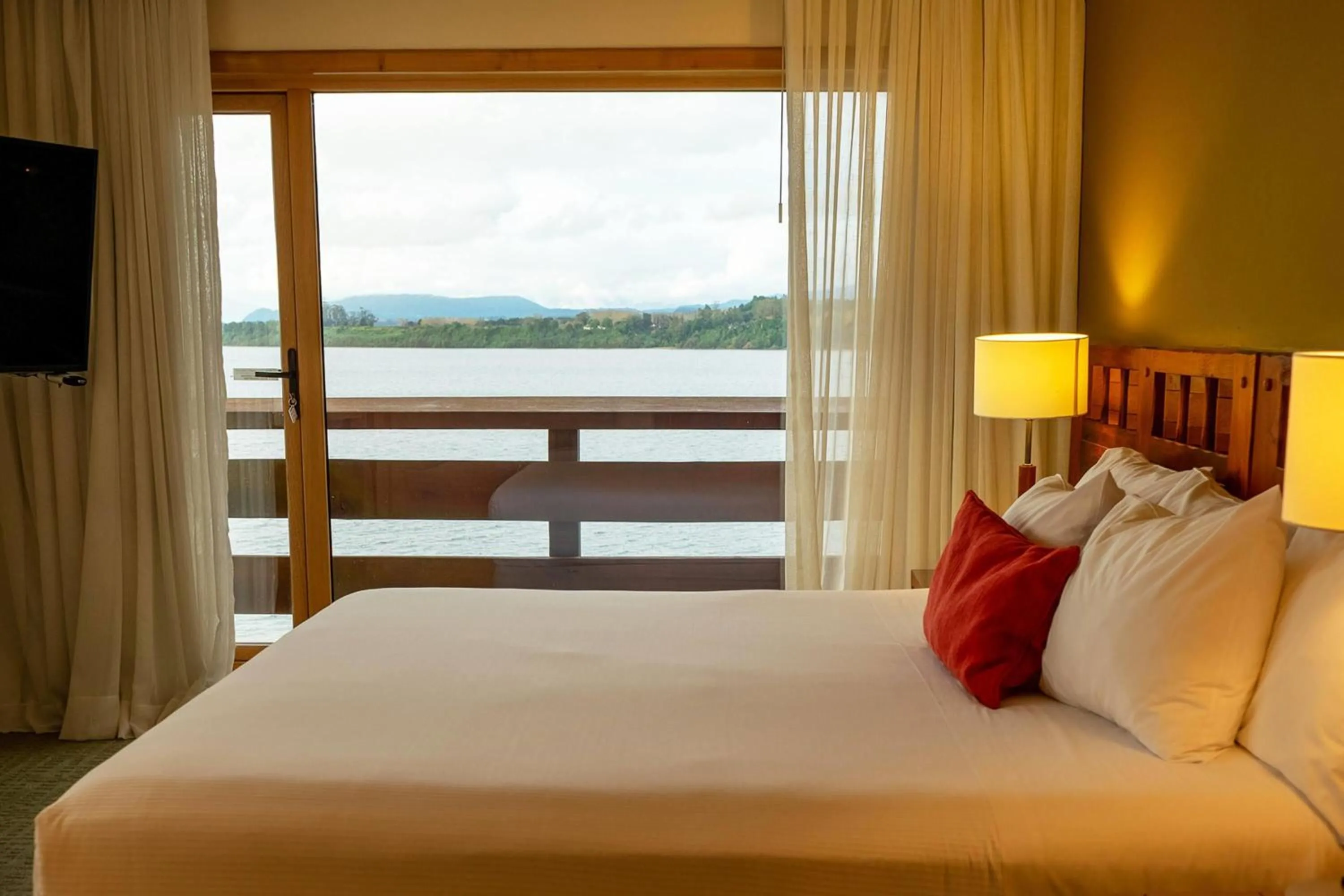 Photo of the whole room, Bed in Wyndham Puerto Varas Pettra