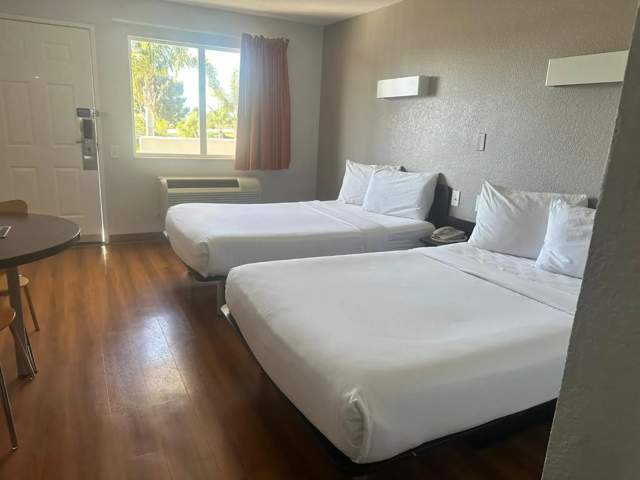 Bedroom, Bed in Motel 6-Ventura, CA - South Bedroom, Bed in Motel 6-Ventura, CA - South