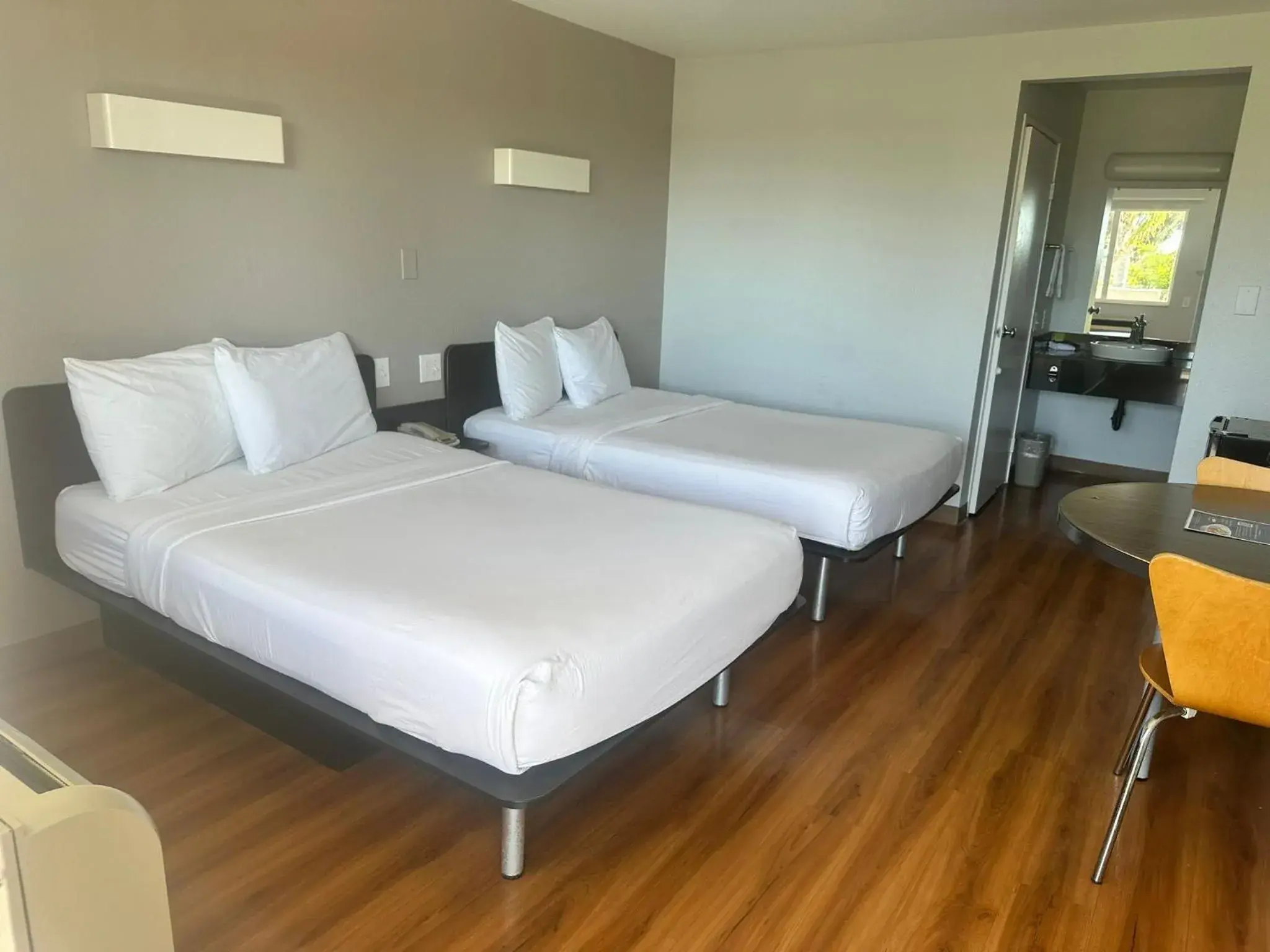 Bedroom, Bed in Motel 6-Ventura, CA - South Bedroom, Bed in Motel 6-Ventura, CA - South