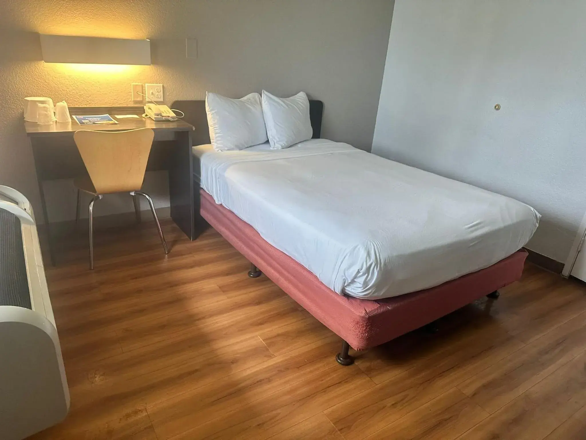 Bedroom, Bed in Motel 6-Ventura, CA - South Bedroom, Bed in Motel 6-Ventura, CA - South