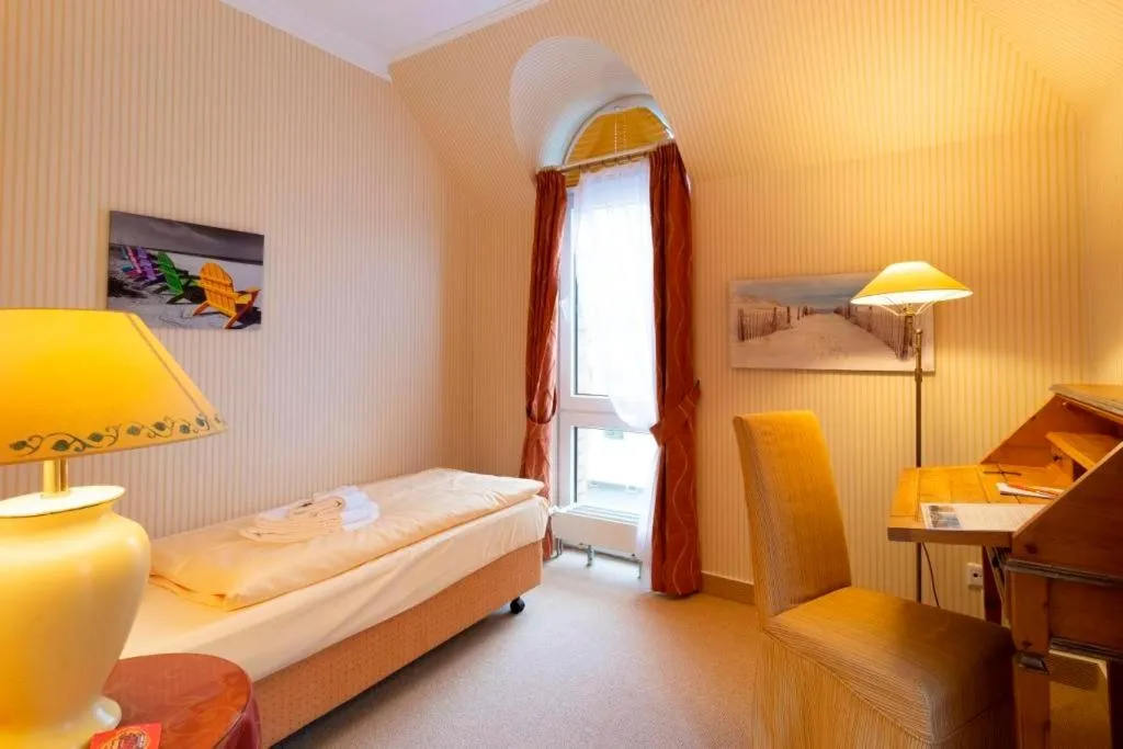 Photo of the whole room, Bed in Strandhotel Sylt Westerland