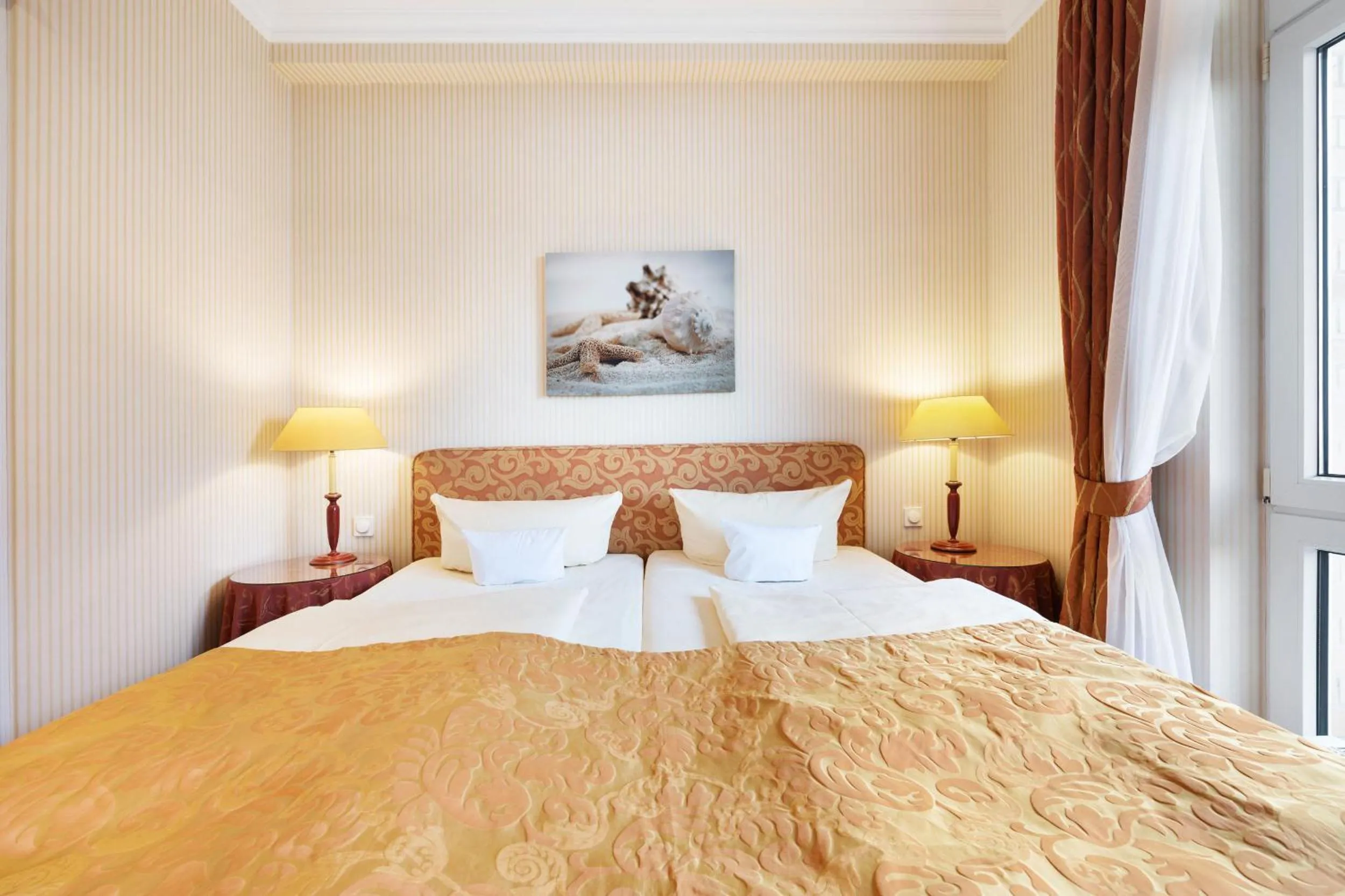 Bedroom, Bed in Strandhotel Sylt Westerland