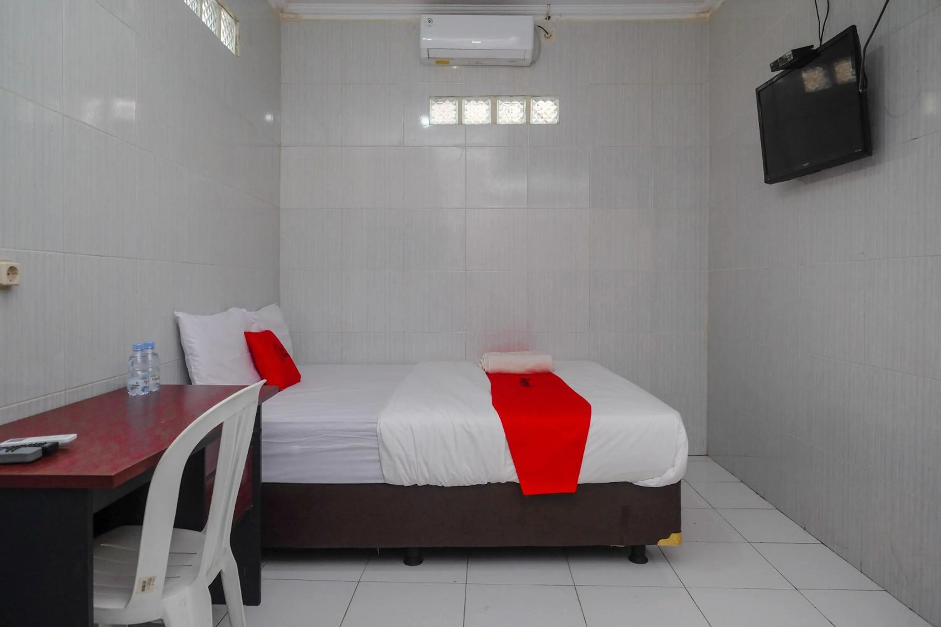 Bedroom, Bed in RedDoorz near Danurejan Malioboro