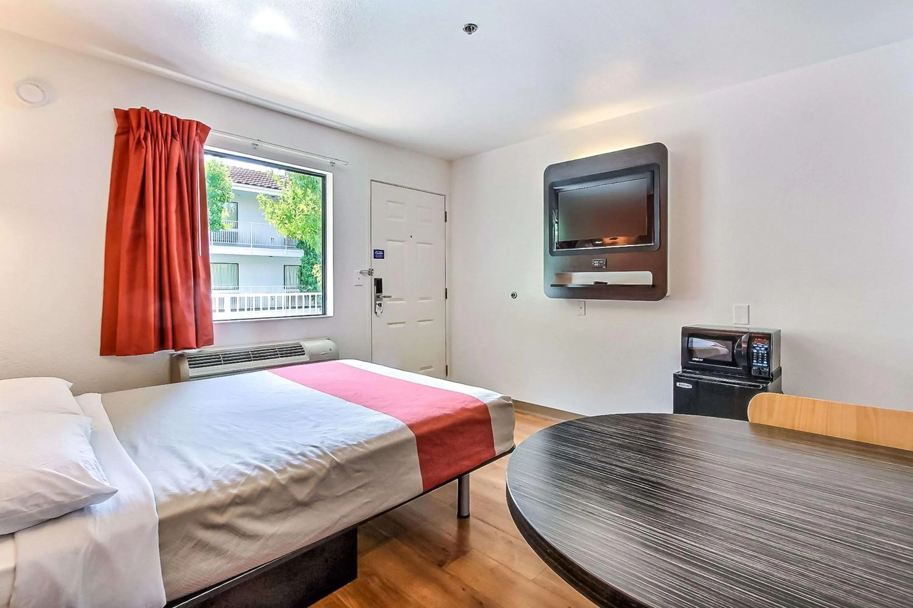 TV and multimedia, Bed in Motel 6-Sunnyvale, CA - North