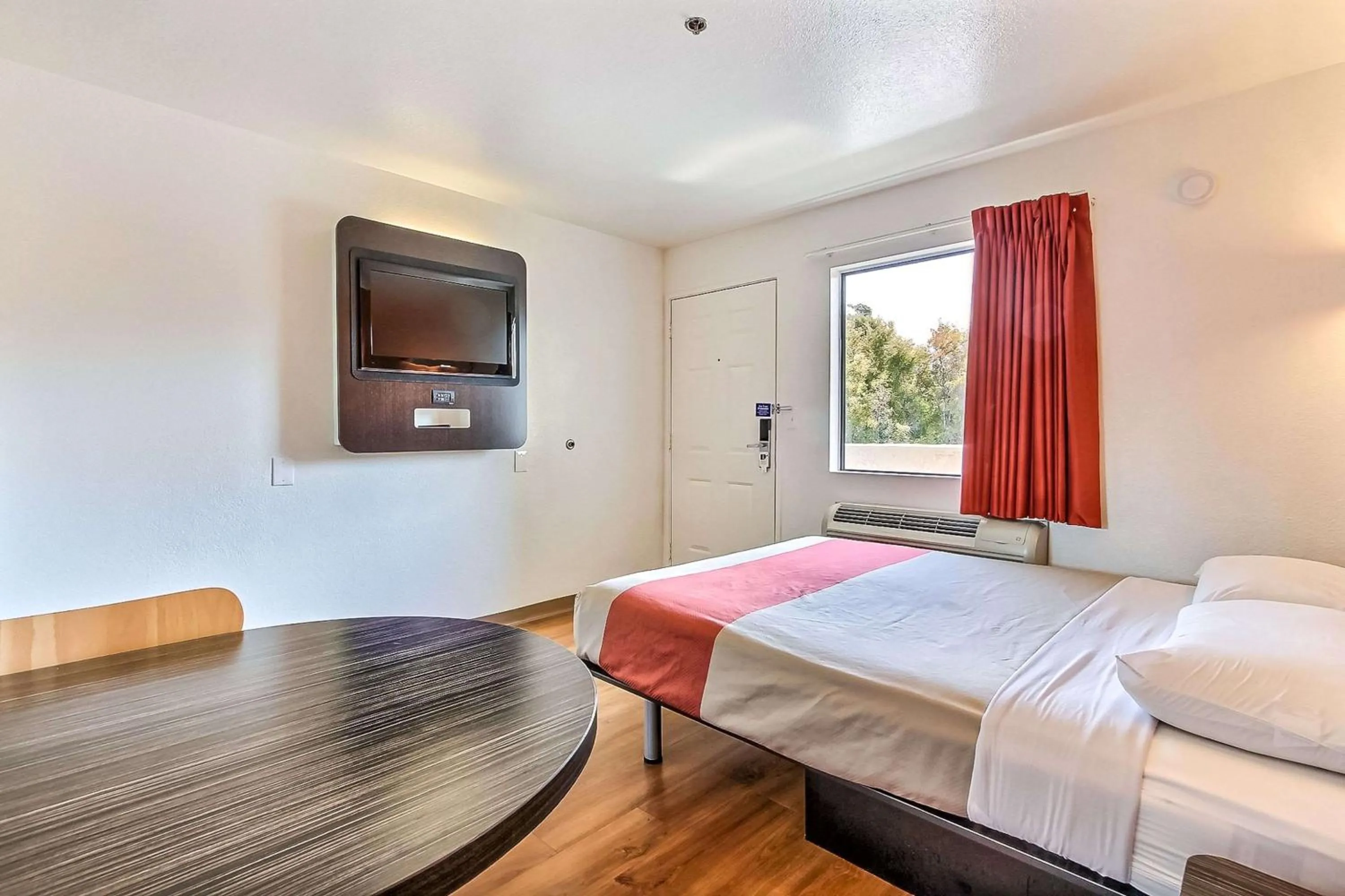 TV and multimedia, Bed in Motel 6-Sunnyvale, CA - North