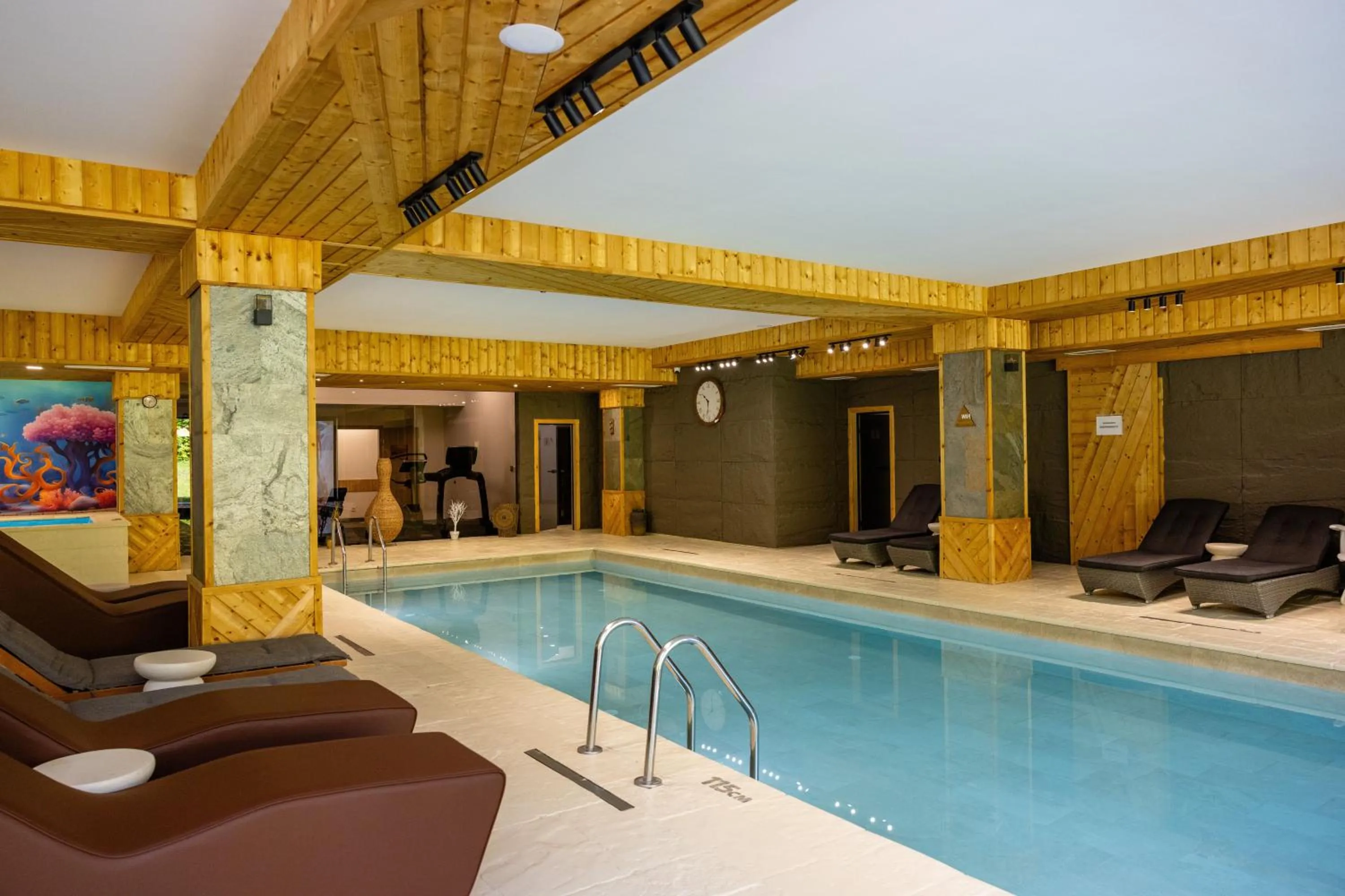 Swimming pool in Park Hotel Ela