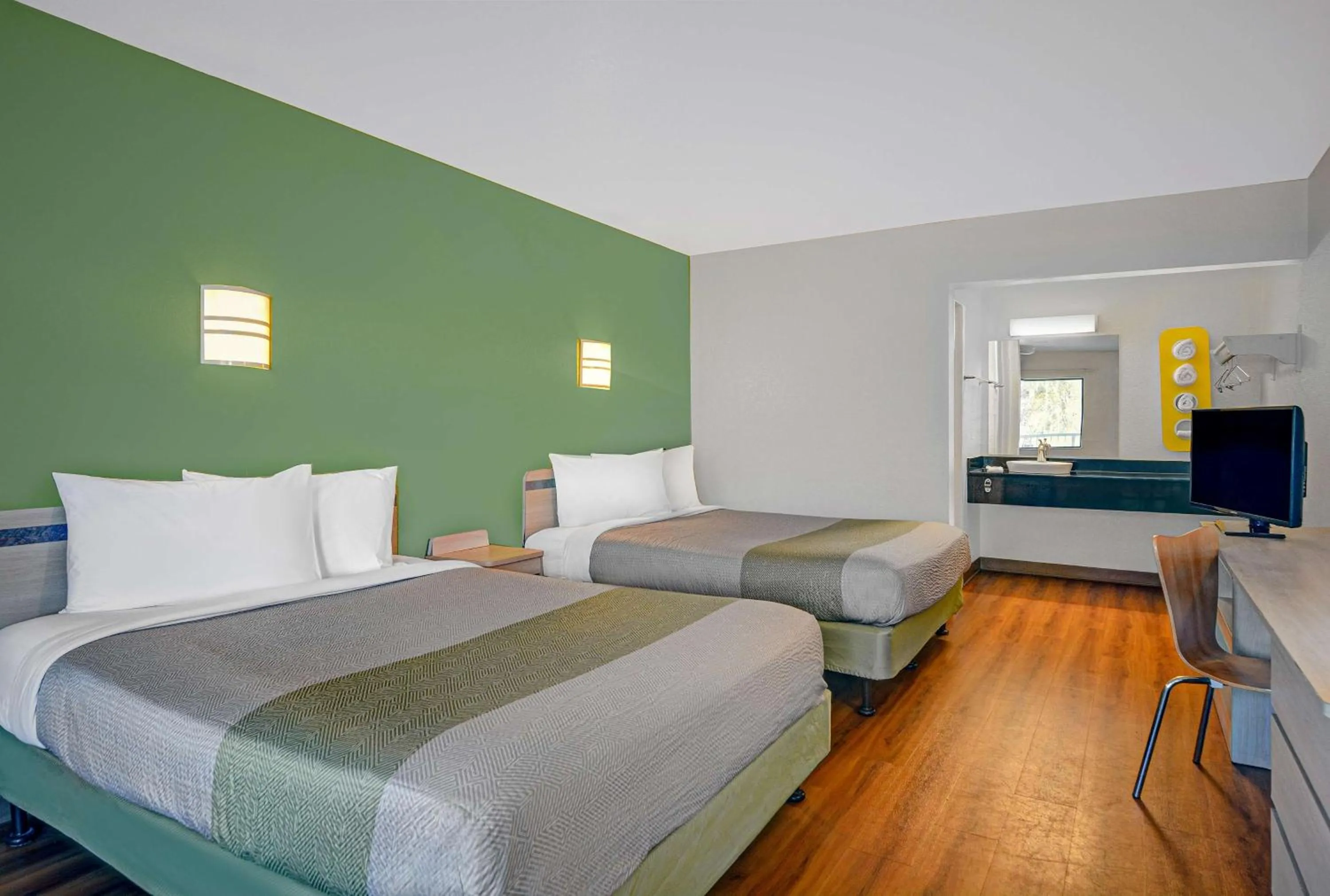 Bedroom, Bed in Motel 6-Tallahassee, FL - Downtown