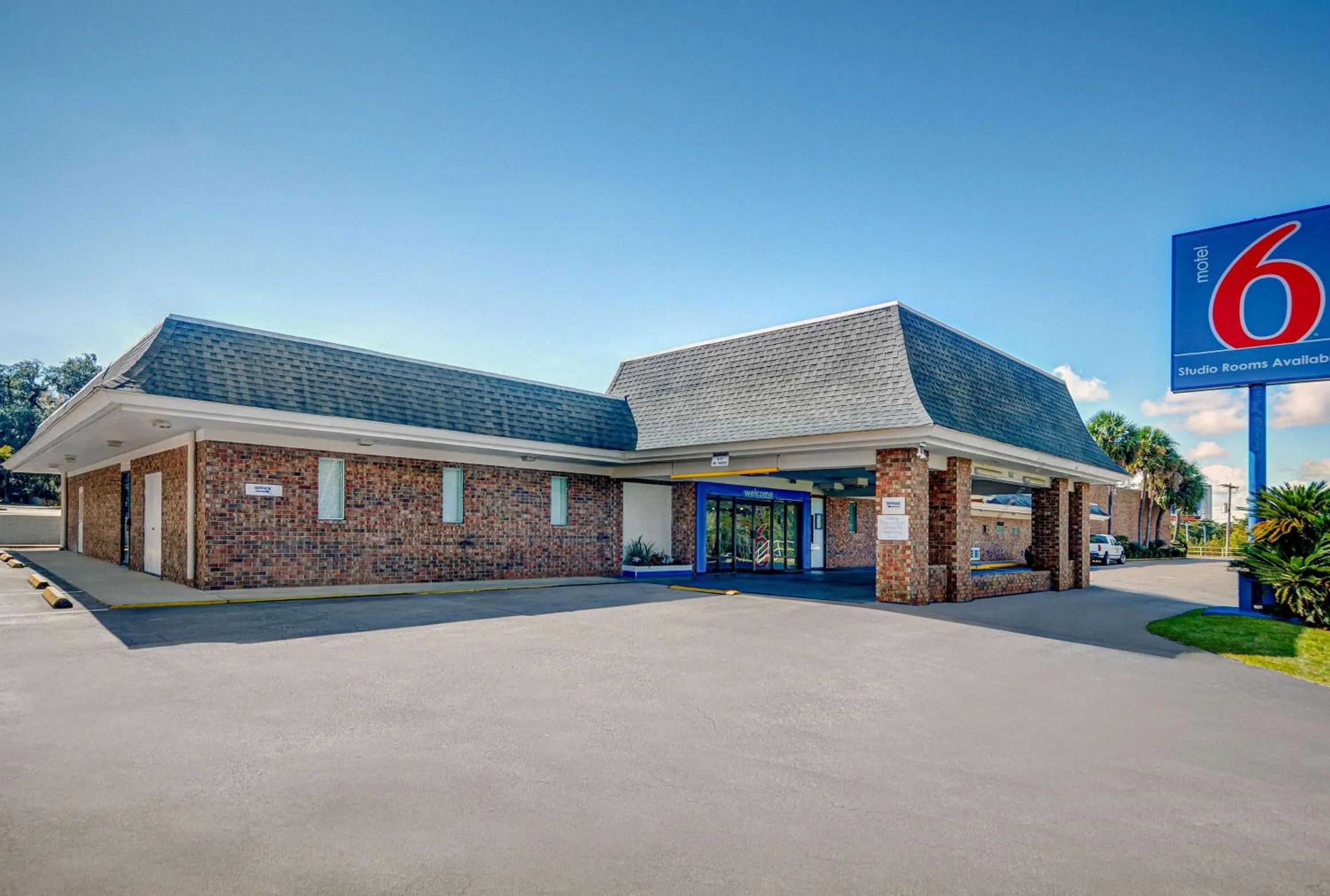 Property building in Motel 6-Tallahassee, FL - Downtown