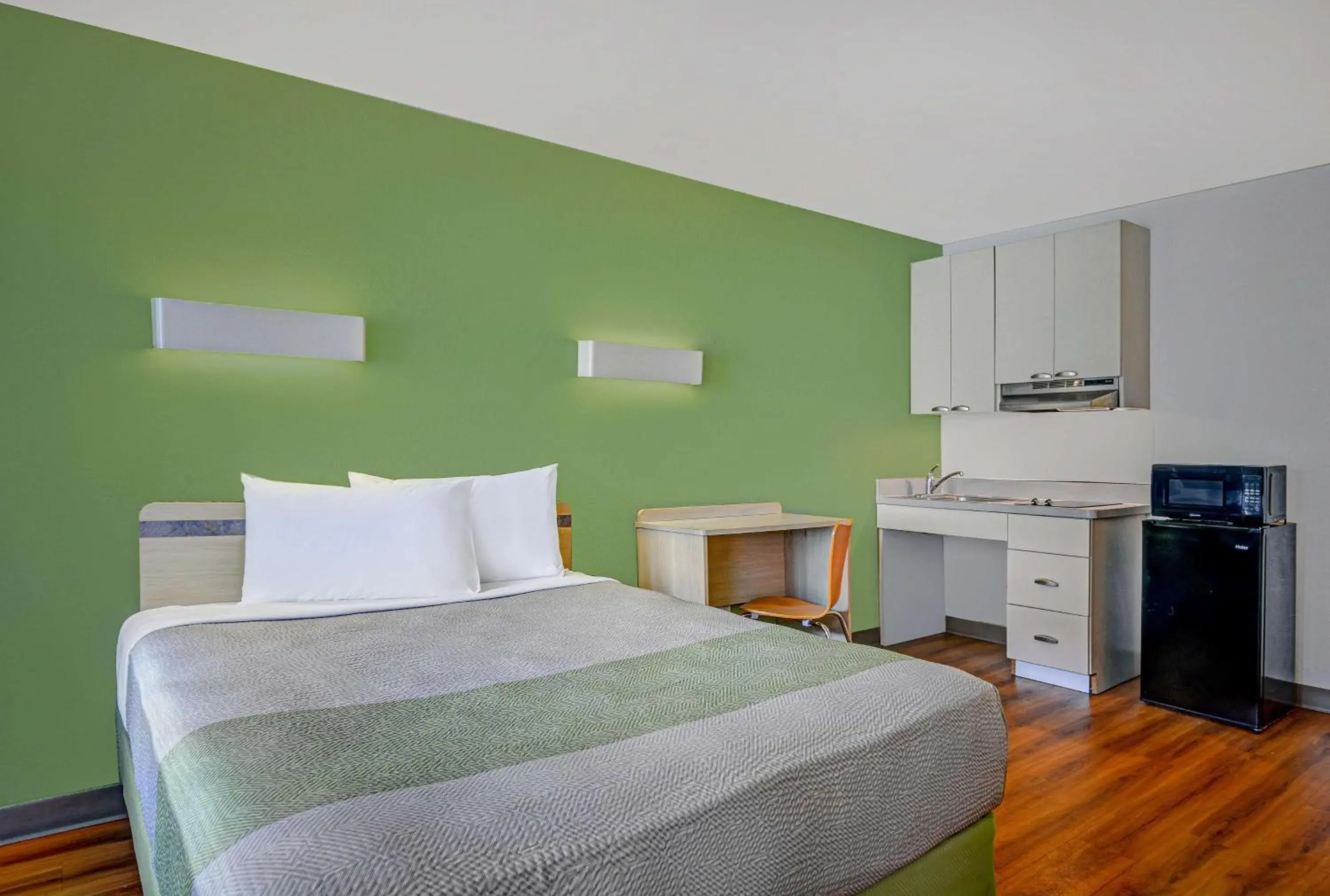 Bedroom, Bed in Motel 6-Tallahassee, FL - Downtown Bedroom, Bed in Motel 6-Tallahassee, FL - Downtown