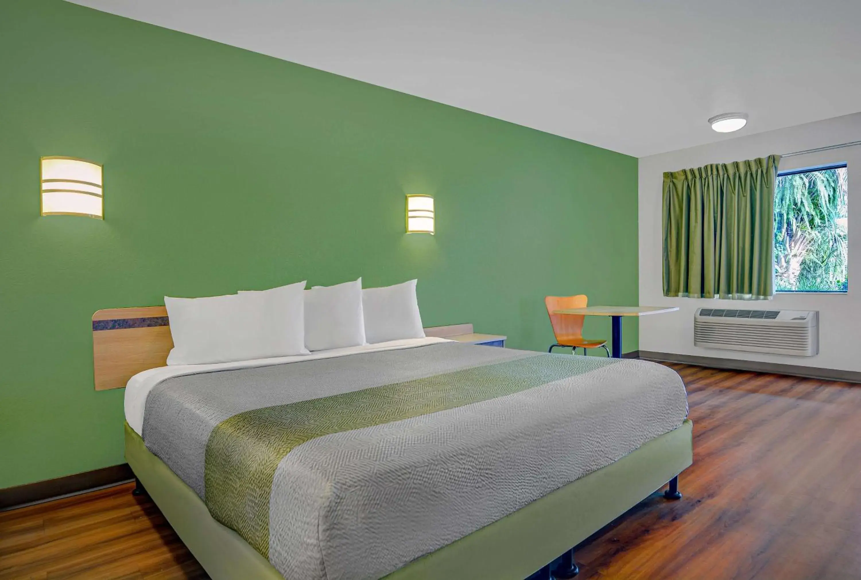 Bedroom, Bed in Motel 6-Tallahassee, FL - Downtown Bedroom, Bed in Motel 6-Tallahassee, FL - Downtown