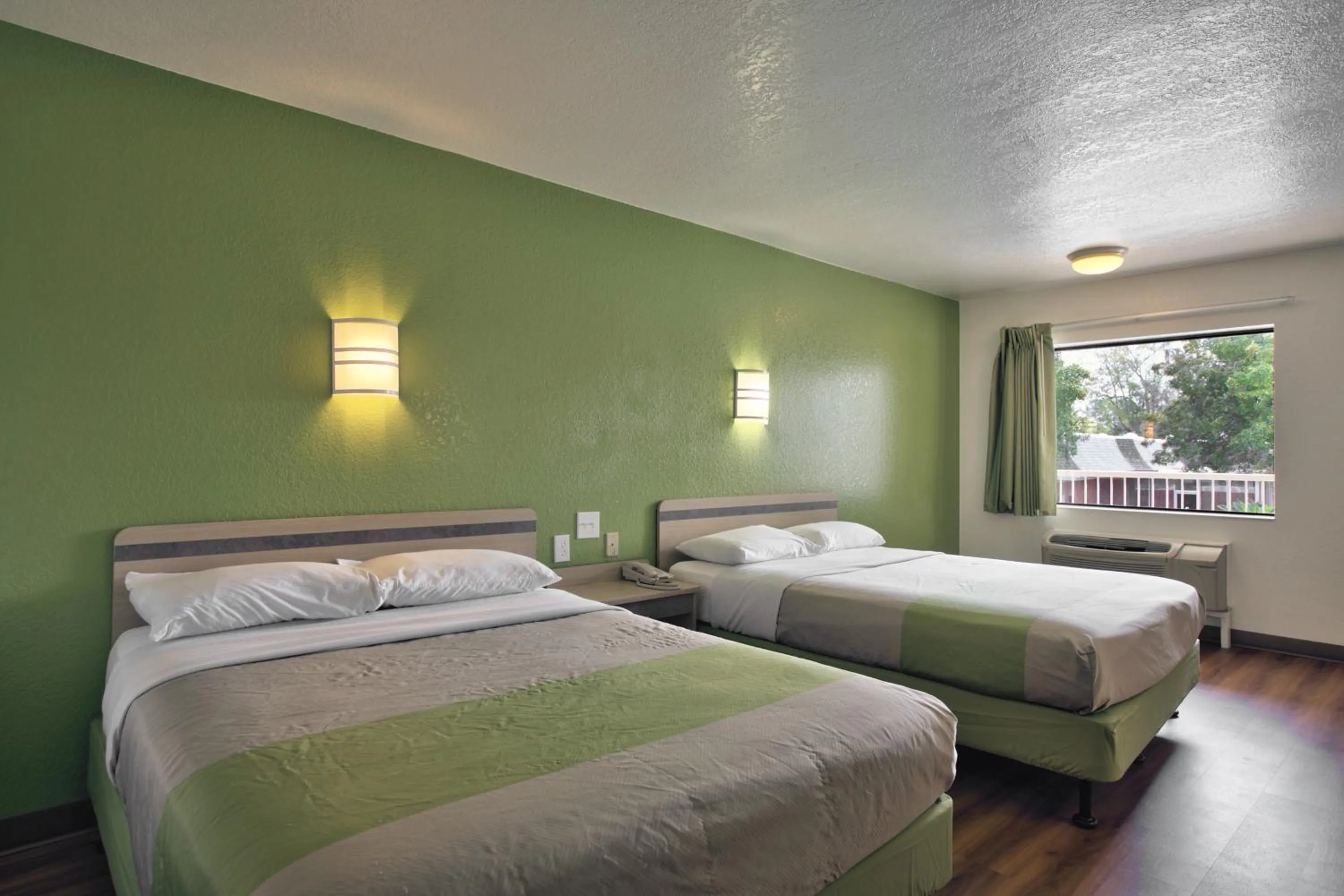 Bedroom, Bed in Motel 6-Tallahassee, FL - Downtown