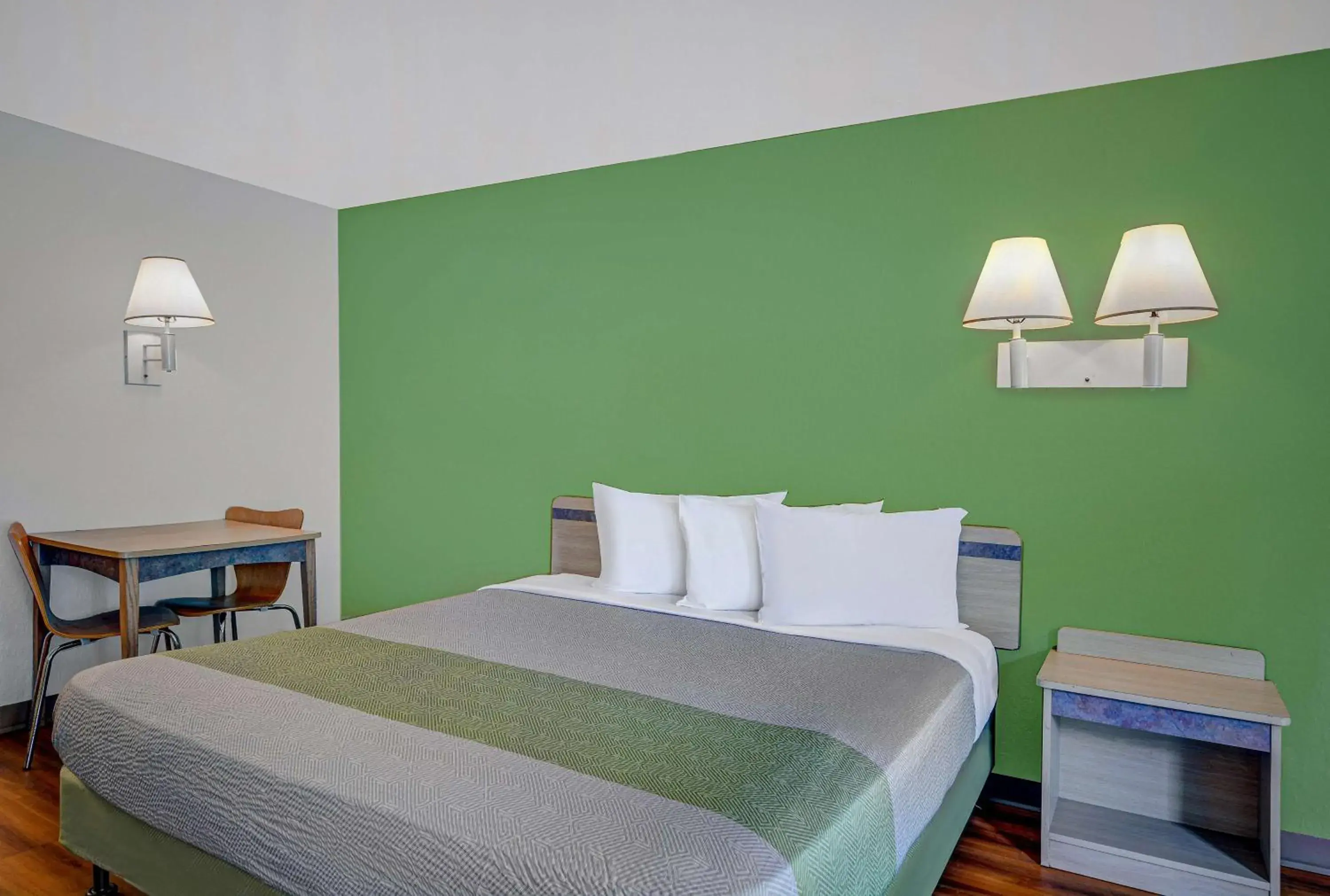 Bedroom, Bed in Motel 6-Tallahassee, FL - Downtown Bedroom, Bed in Motel 6-Tallahassee, FL - Downtown