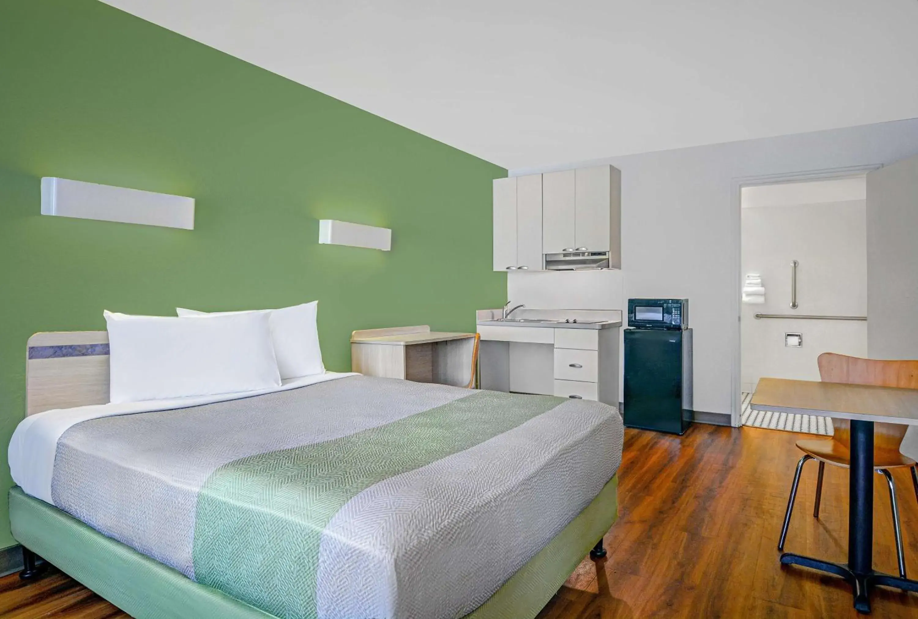 Bedroom, Bed in Motel 6-Tallahassee, FL - Downtown Bedroom, Bed in Motel 6-Tallahassee, FL - Downtown