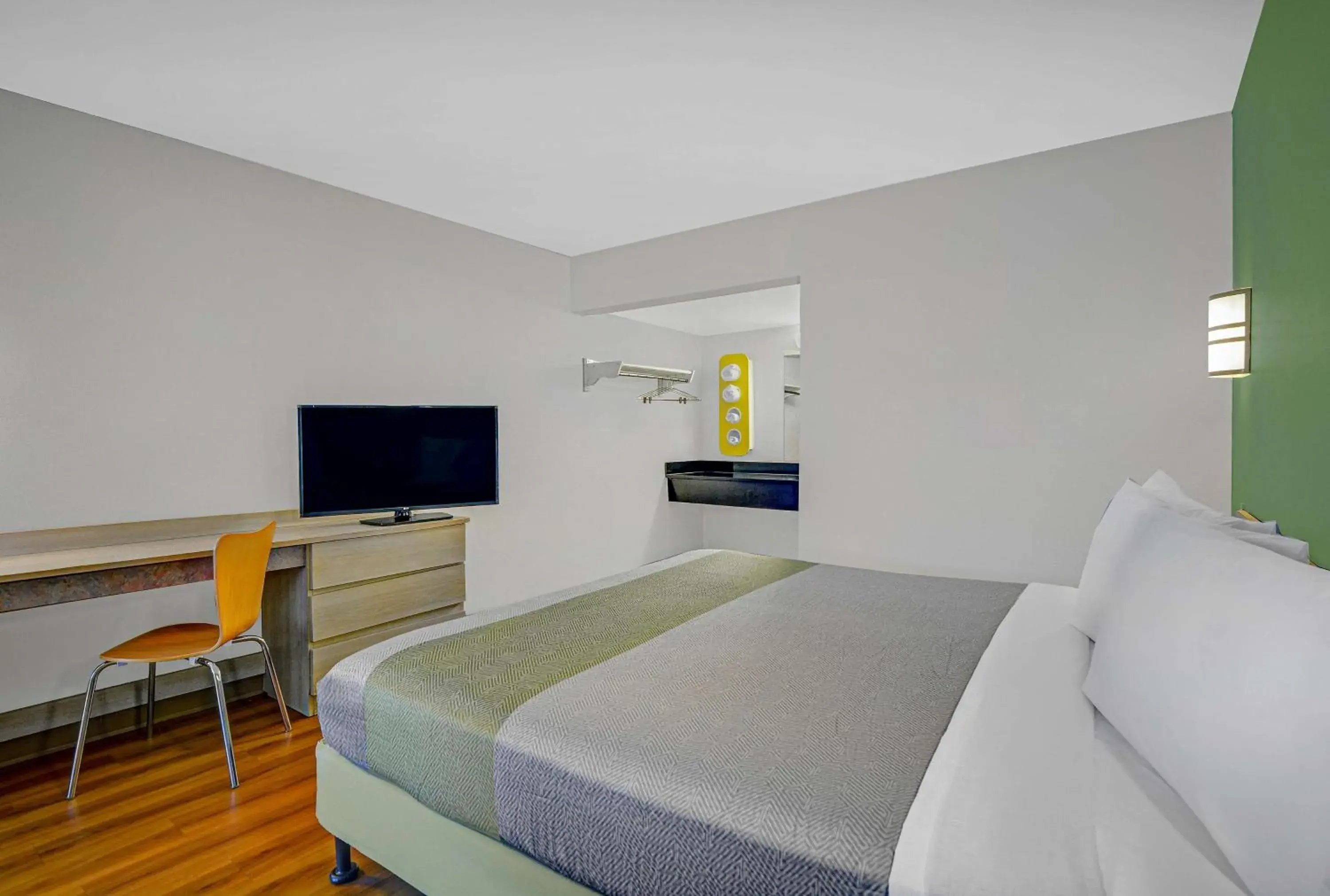 Bedroom, Bed in Motel 6-Tallahassee, FL - Downtown Bedroom, Bed in Motel 6-Tallahassee, FL - Downtown