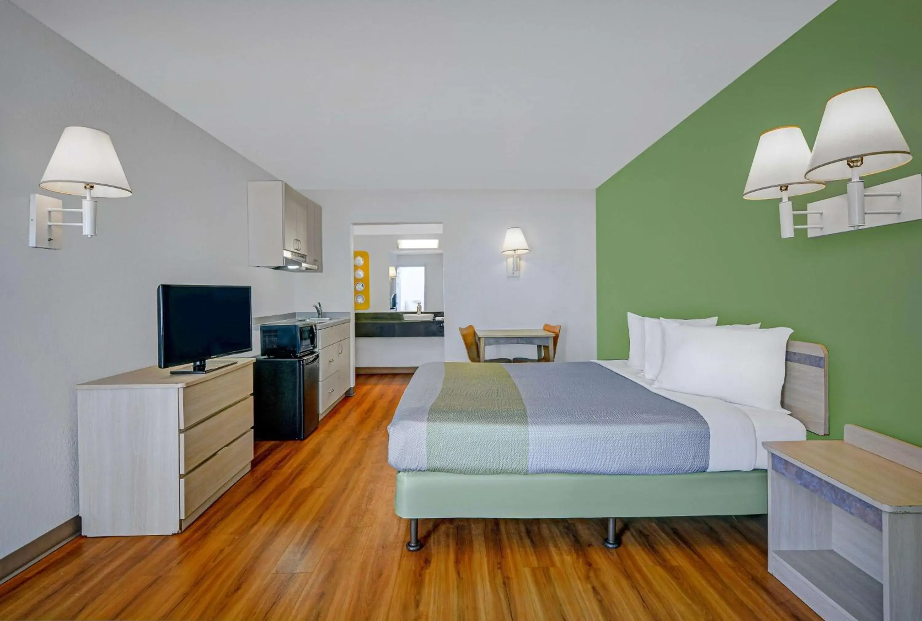 Bedroom, Bed in Motel 6-Tallahassee, FL - Downtown Bedroom, Bed in Motel 6-Tallahassee, FL - Downtown