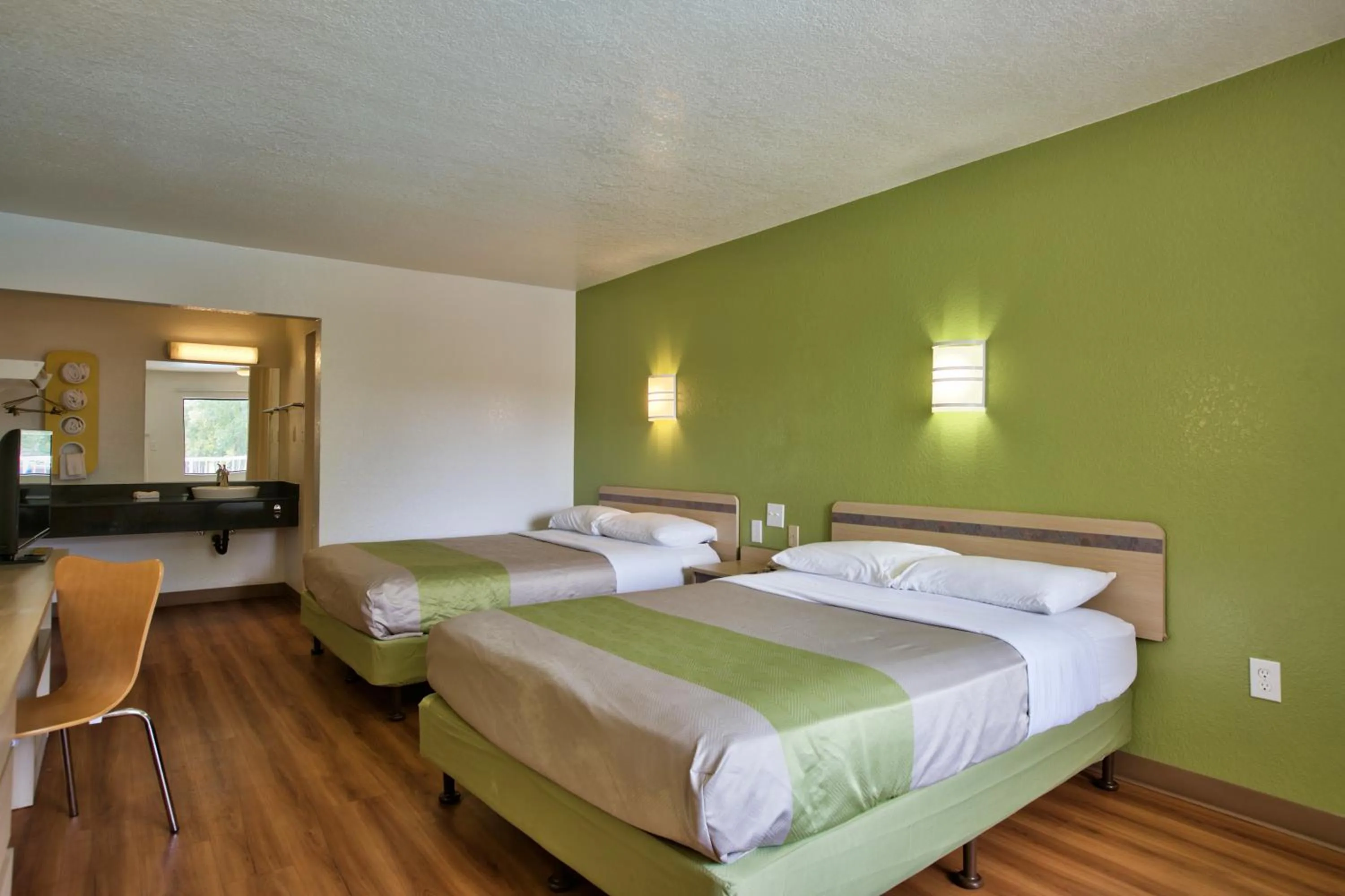 Bedroom, Bed in Motel 6-Tallahassee, FL - Downtown