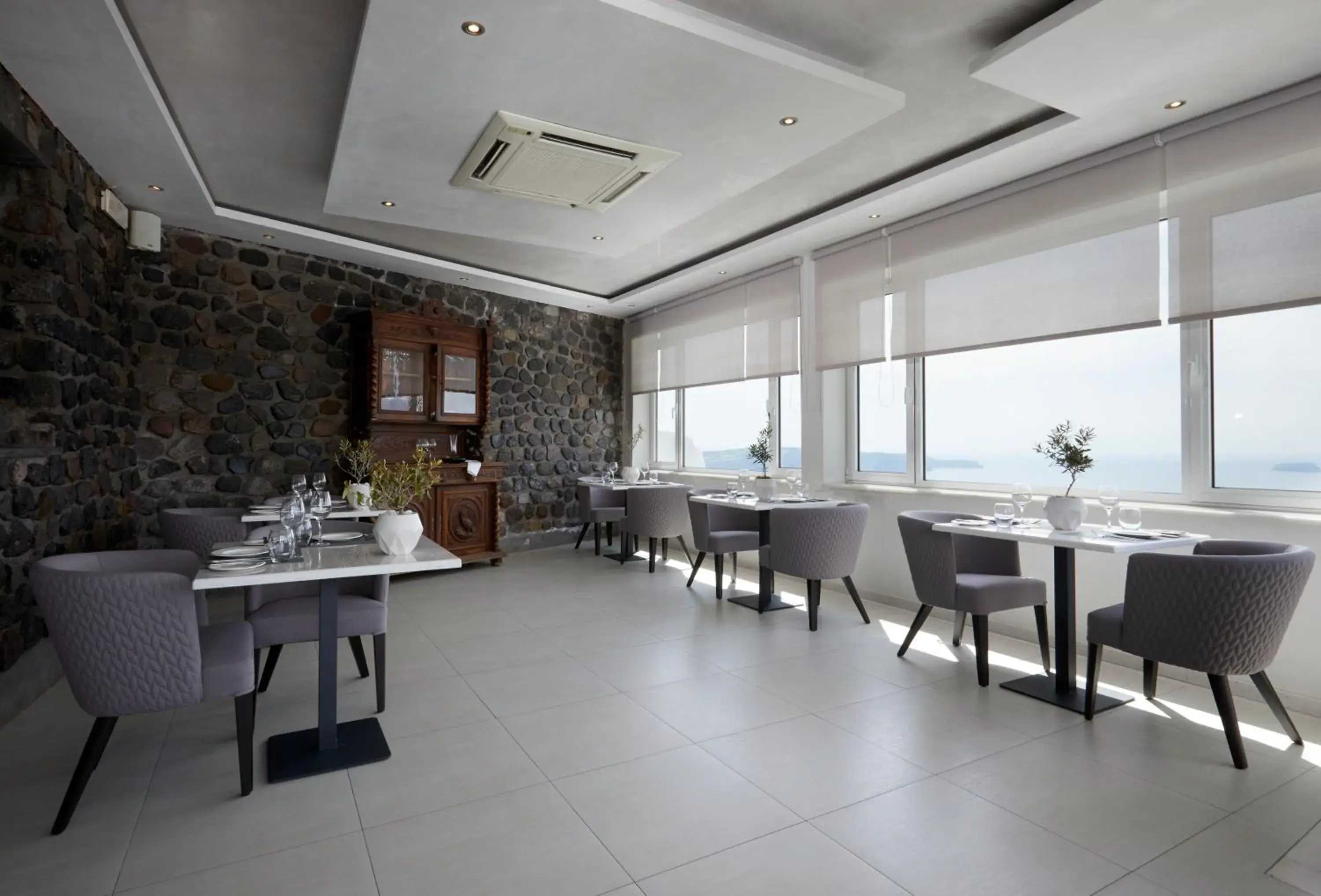 Restaurant/places to eat in Petit Palace Suites Restaurant/places to eat in Petit Palace Suites
