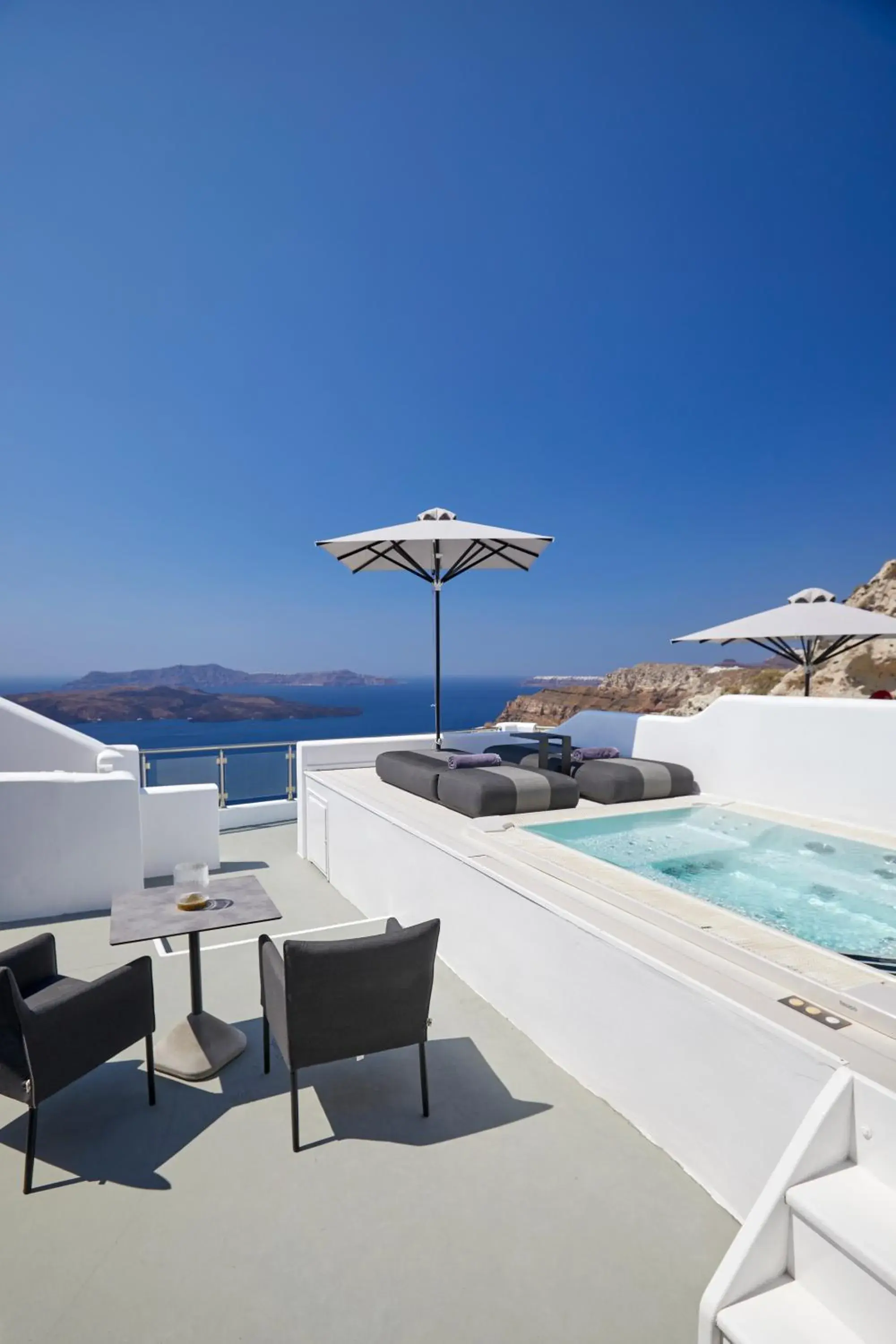 Honeymoon suite with plunge pool & Caldera View in Petit Palace Suites Honeymoon suite with plunge pool & Caldera View in Petit Palace Suites