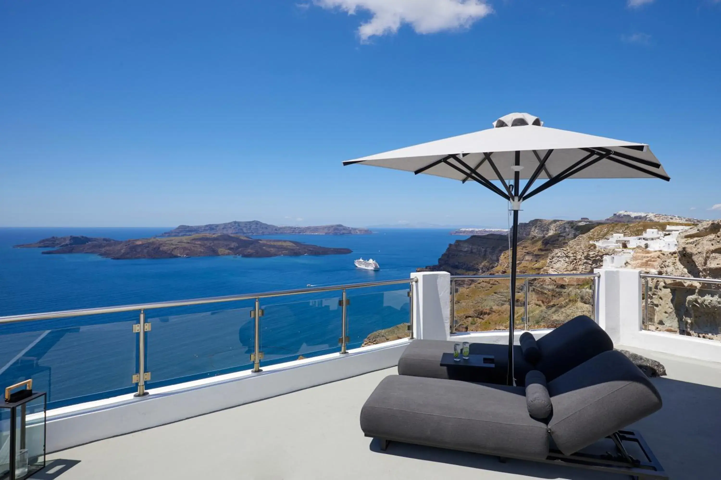 Property building in Petit Palace Suites Property building in Petit Palace Suites