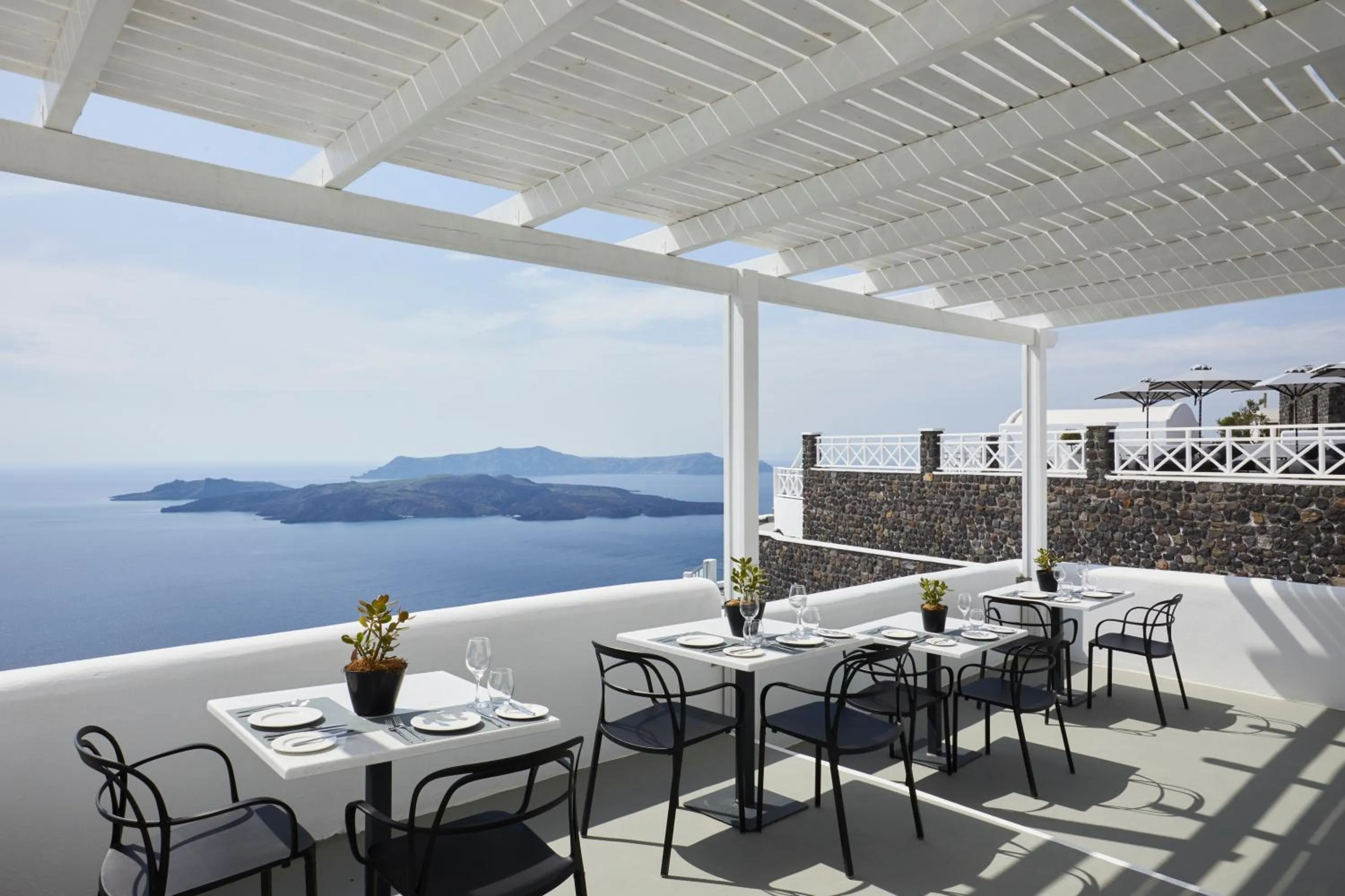 Restaurant/places to eat in Petit Palace Suites