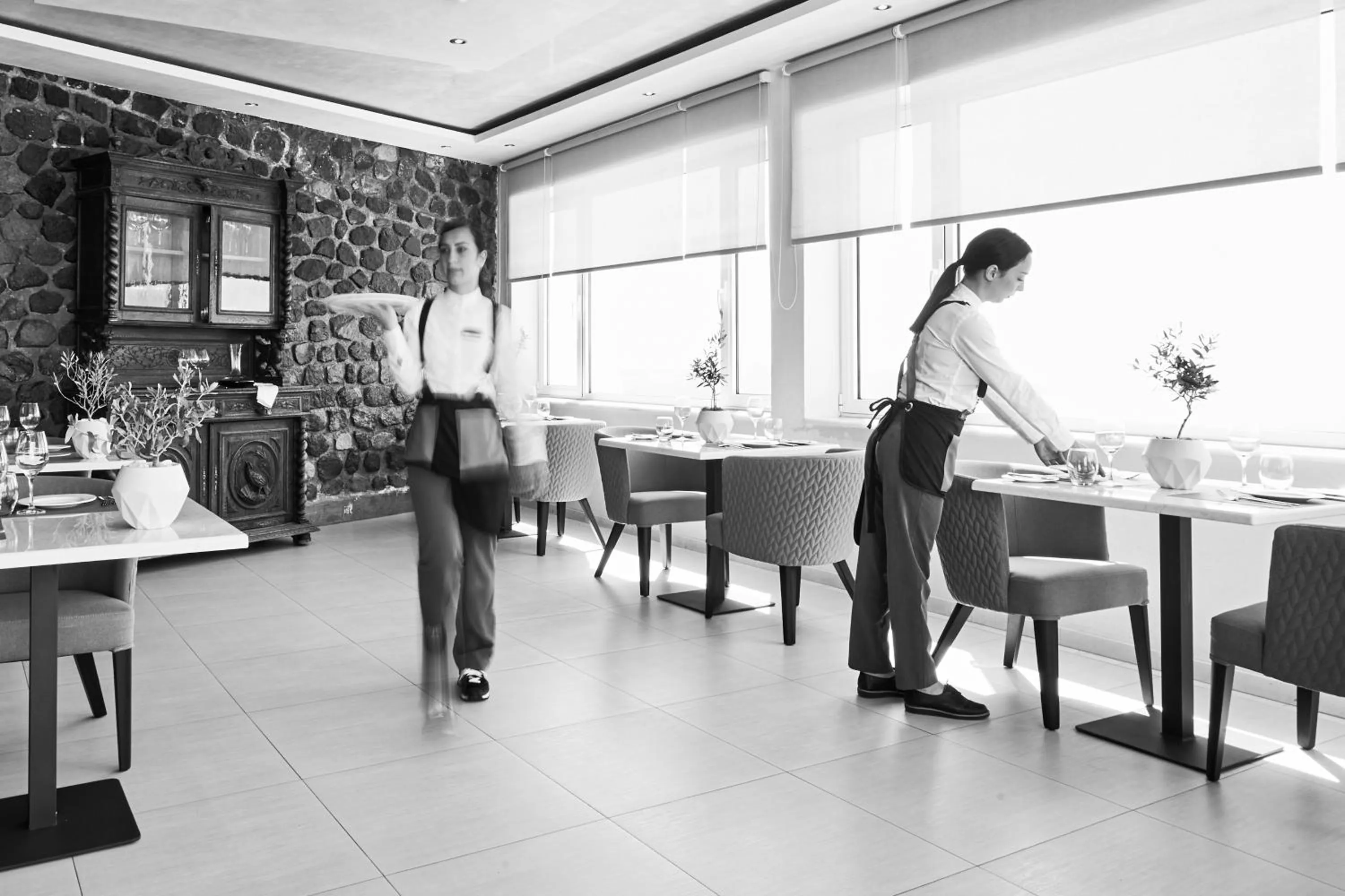 Restaurant/places to eat in Petit Palace Suites