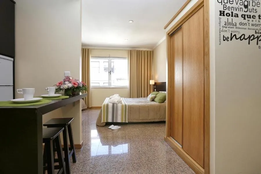 Dining area, Bed in Oporto City Centre Apartments