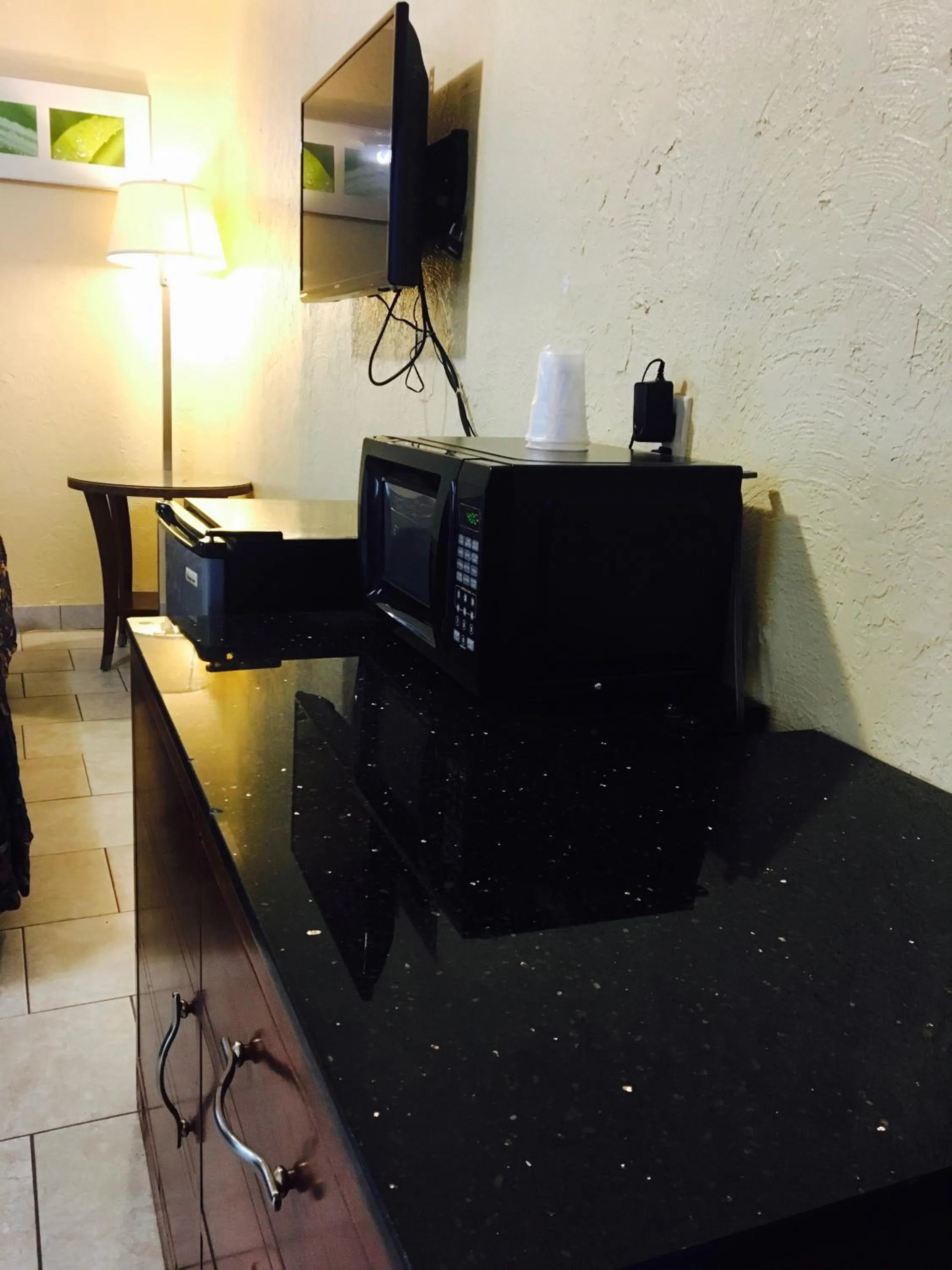 TV and multimedia in Relax Inn Lawton