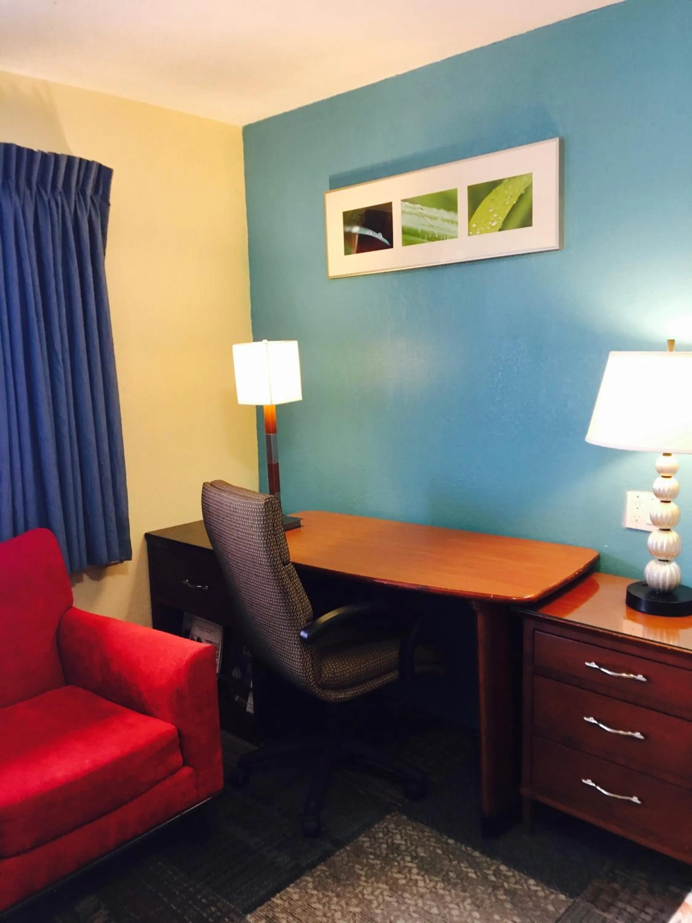 hair dresser in Relax Inn Lawton